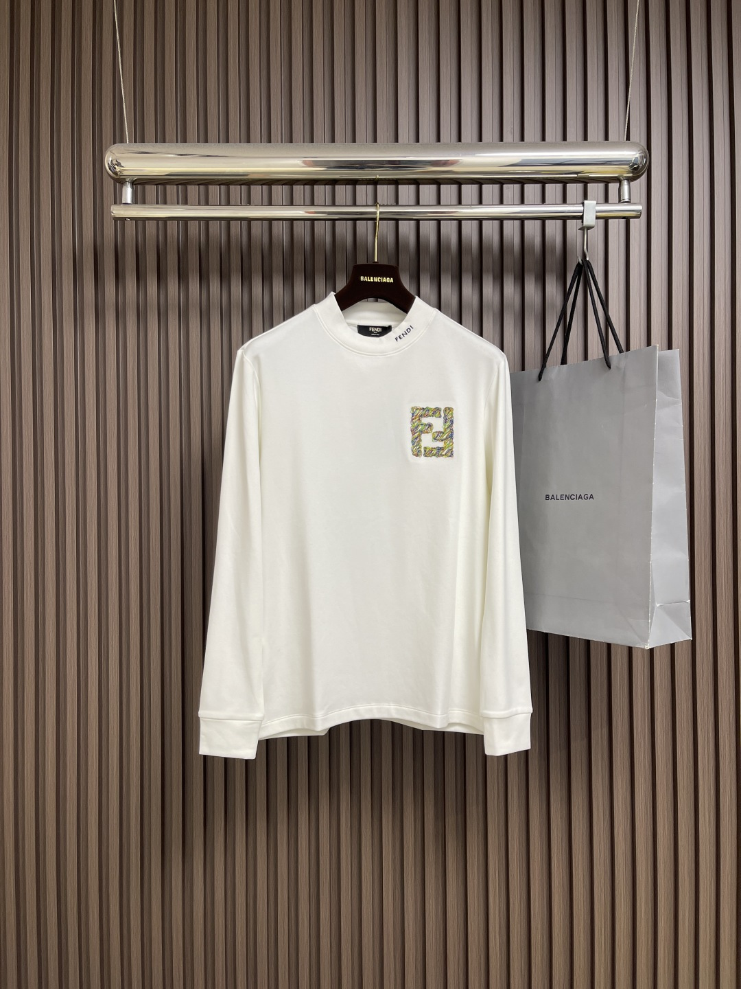 NO:540682,FENDI 2025SS early autumn round neck long-sleeved T-shirt, imported original fabric, top-grade embroidery craft letter pattern logo, unique design, comfortable and breathable upper body, extremely high grade, and handsome upper body. Size M-3XL, fendi,tees, t-shirt, alexander wang19860909FENDI 2025SS早秋圆领长袖t恤,进口原版面料,顶级刺绣工艺字母图案logo,独特设计,上身舒适透气,档次极高,上身帅气十足.尺码M-3XL,,fendi,tees，t-shirt,alexander wang,Men's clothing