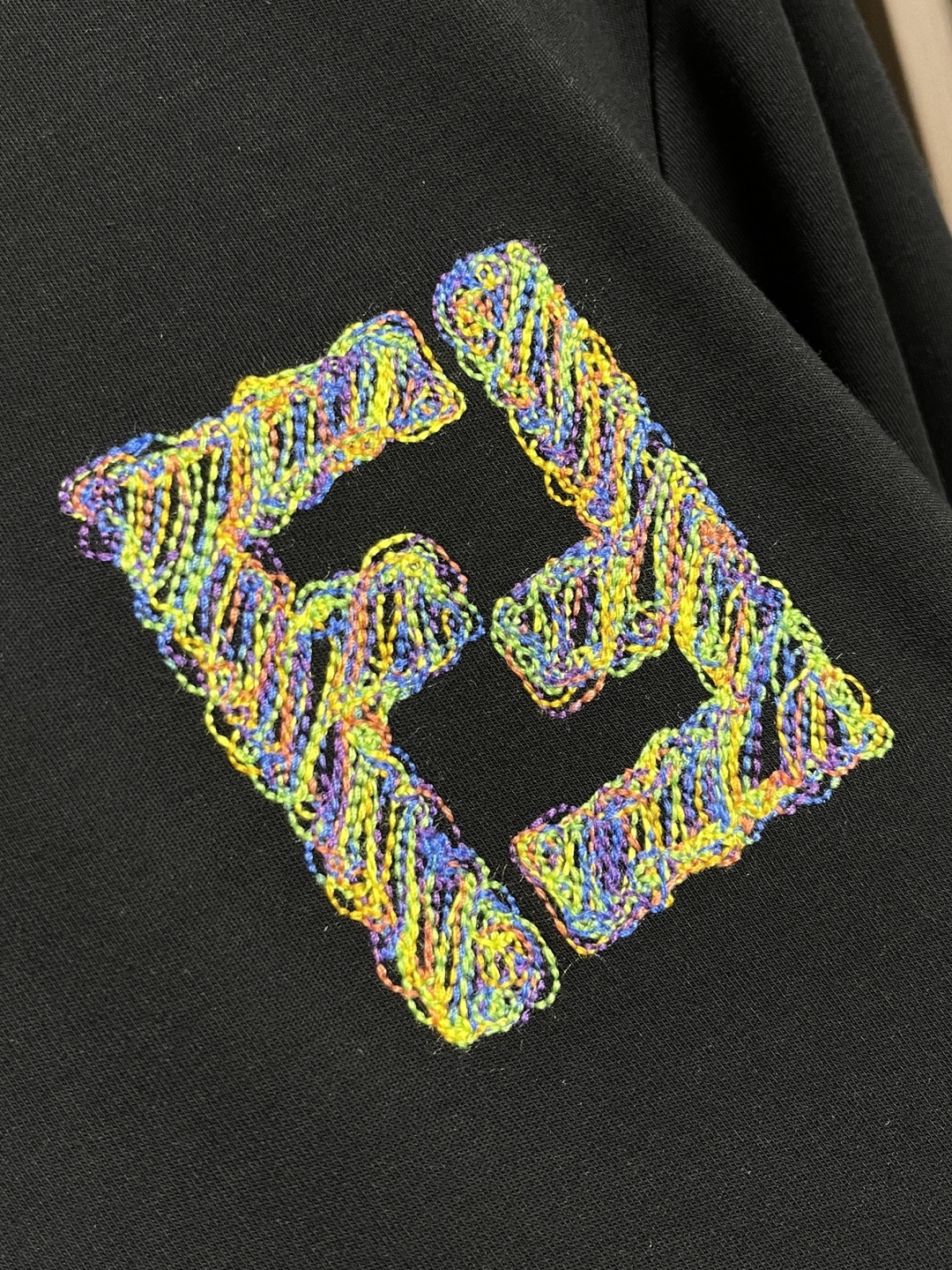 🛒🛒FENDI 2025SS早秋圆领长袖t恤，进口原版面料，顶级刺绣工艺字母图案logo，独特设计，上身