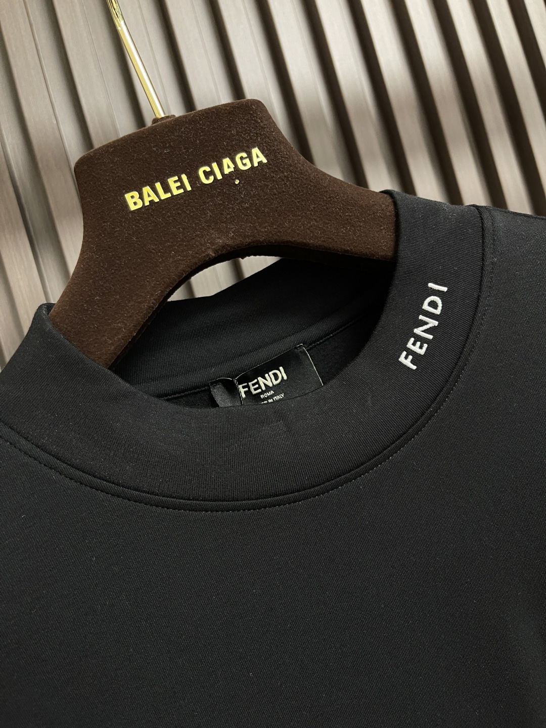 🛒🛒FENDI 2025SS早秋圆领长袖t恤，进口原版面料，顶级刺绣工艺字母图案logo，独特设计，上身