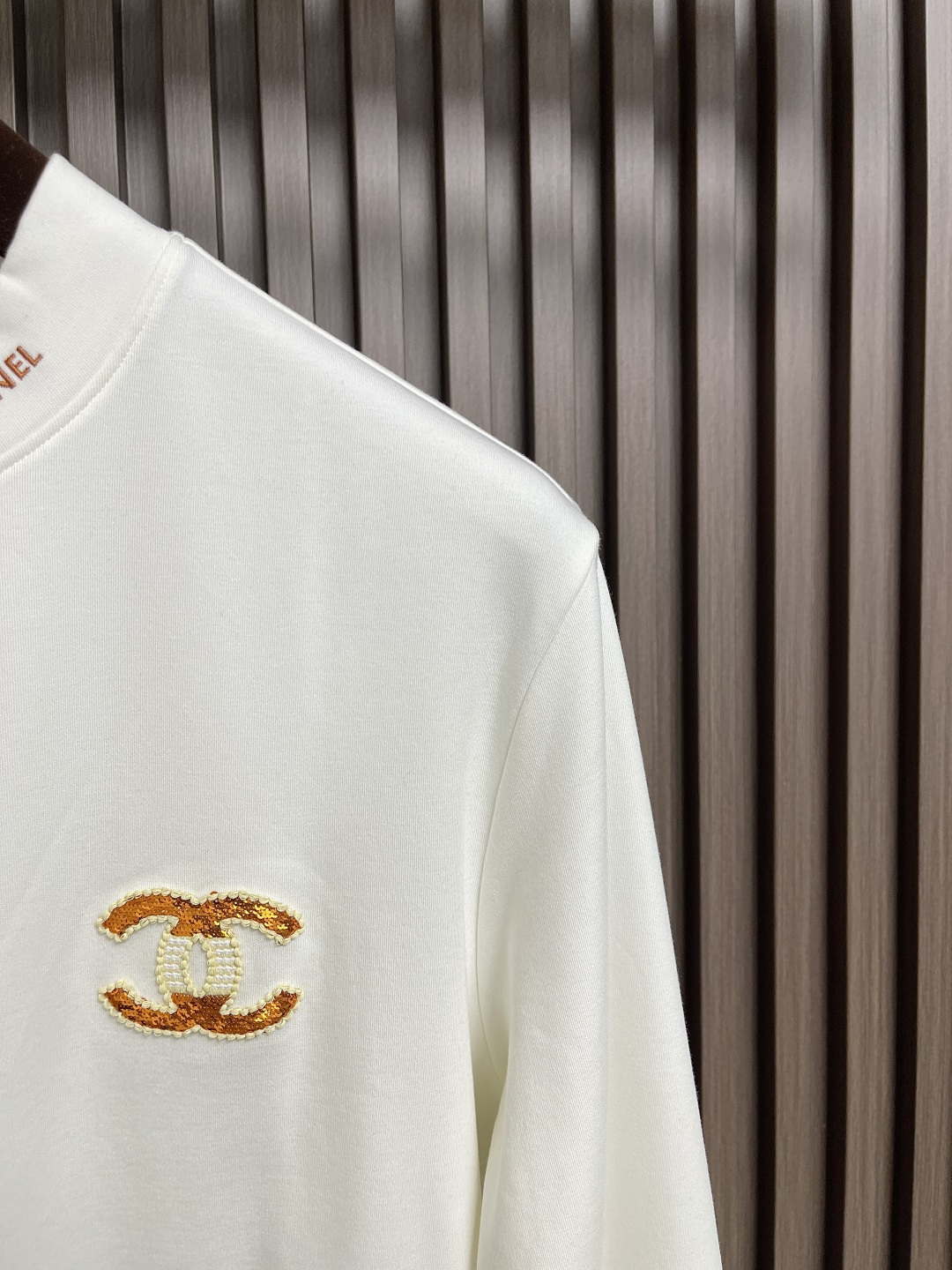 🛒🛒Chanel 2025ss早秋新款刺绣字母标识长袖t恤，裁剪设计为当今的潮流趋势，街头风格的新纪元．