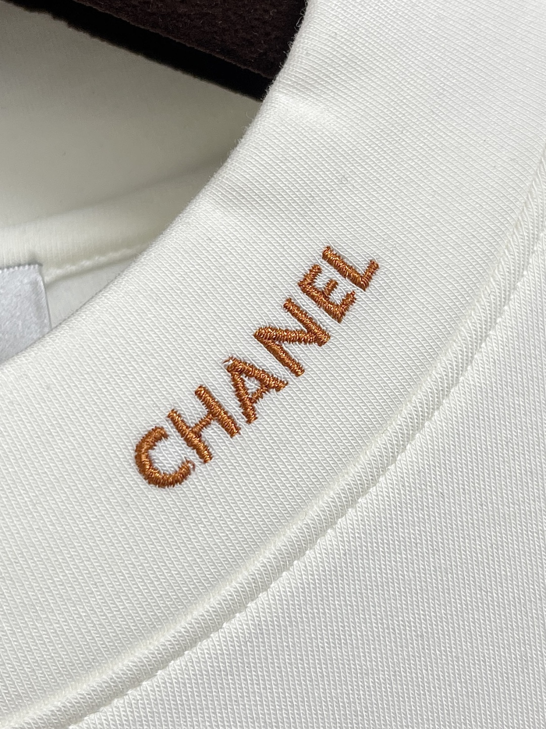 🛒🛒Chanel 2025ss早秋新款刺绣字母标识长袖t恤，裁剪设计为当今的潮流趋势，街头风格的新纪元．