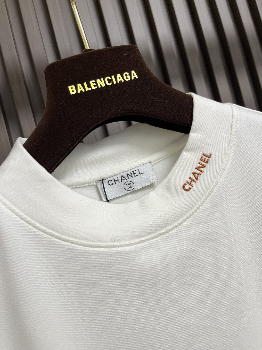 🛒🛒Chanel 2025ss早秋新款刺绣字母标识长袖t恤，裁剪设计为当今的潮流趋势，街头风格的新纪元．