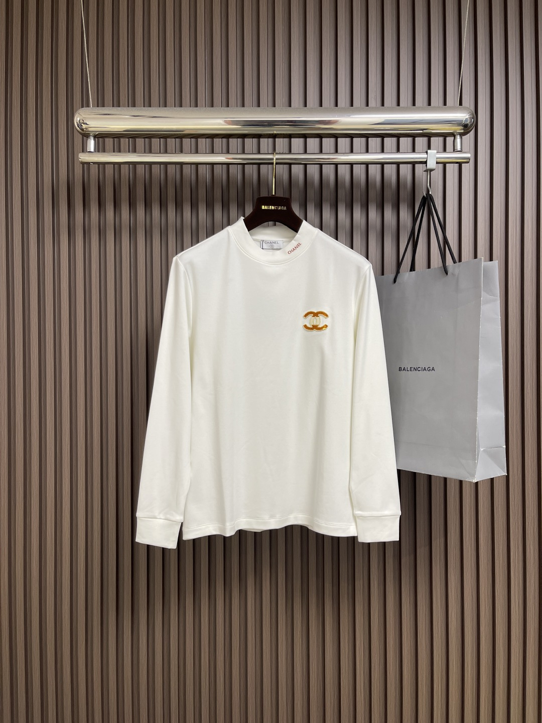 NO:530116,Chanel 2025ss early autumn new embroidered letter logo long-sleeved T-shirt, cut design is today's trend, a new era of street style.  Customer-supplied knitted cotton fabric.  The overall neatness shows perfect effect, and the process-based washing makes the cotton material more fit and thick, smooth and drooping.  Size M-3XL, Chanel,tees,t-shirt,alexander wang19860909Chanel 2025ss早秋新款刺绣字母标识长袖t恤,裁剪设计为当今的潮流趋势,街头风格的新纪元．客供针织棉面料．整体工整度呈现完美效艺,工艺化水洗让棉料更为贴合厚实,柔滑垂坠．尺码M-3XL,,chanel,tees，t-shirt,alexander wang,Men's clothing