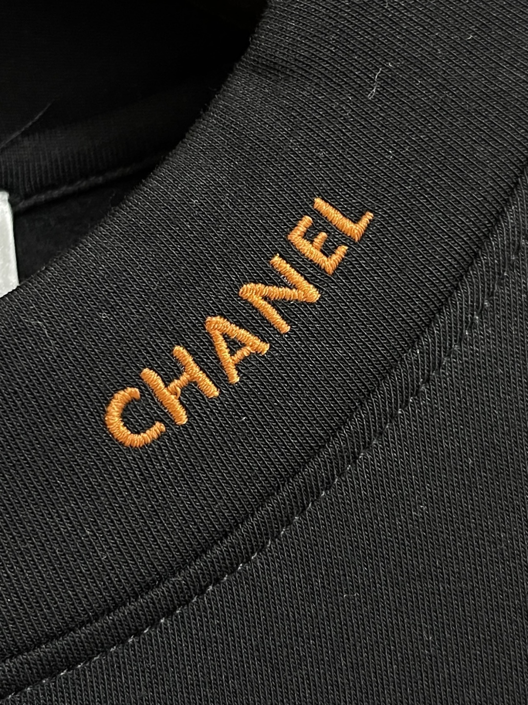 🛒🛒Chanel 2025ss早秋新款刺绣字母标识长袖t恤，裁剪设计为当今的潮流趋势，街头风格的新纪元．