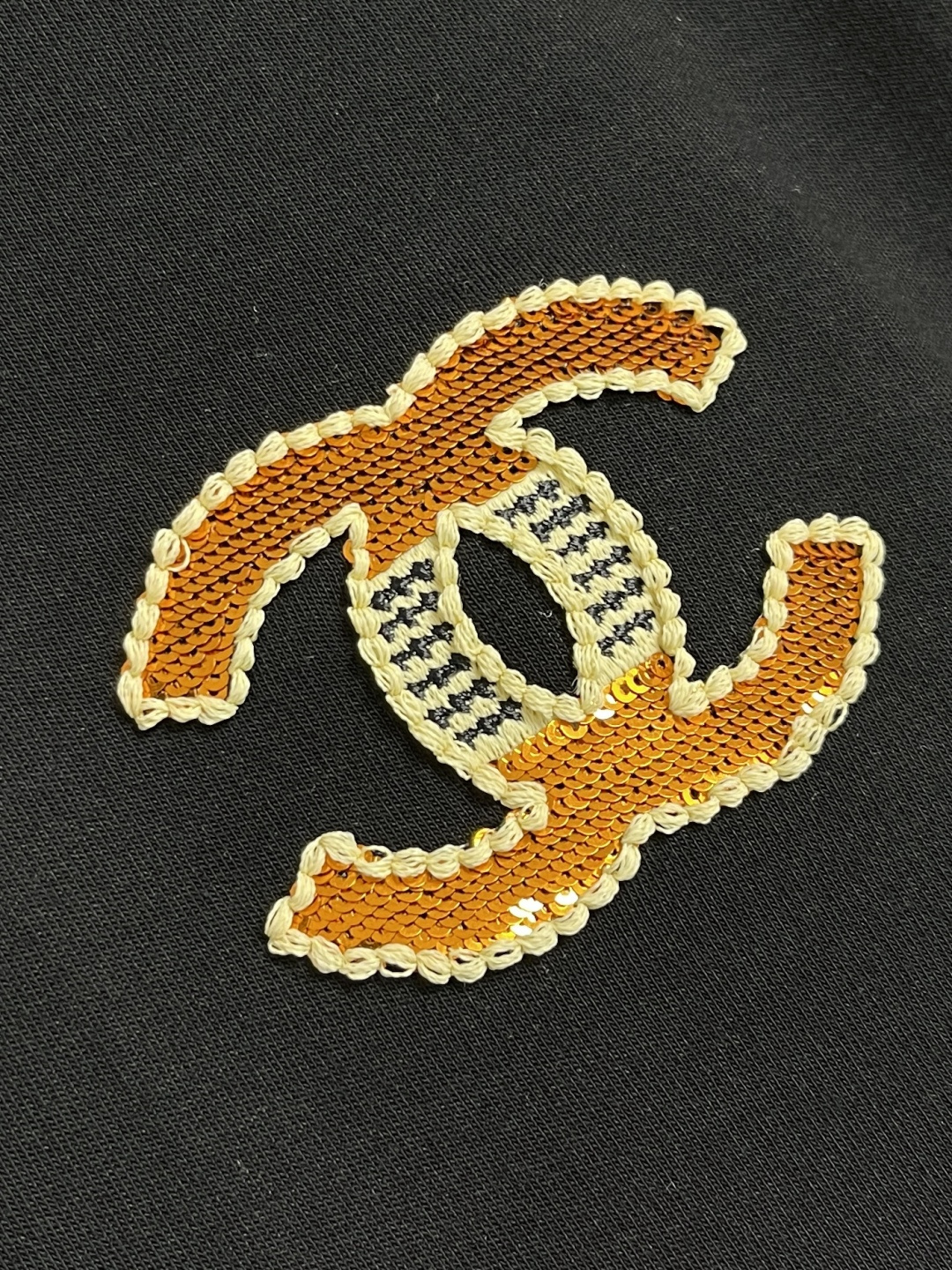 🛒🛒Chanel 2025ss早秋新款刺绣字母标识长袖t恤，裁剪设计为当今的潮流趋势，街头风格的新纪元．