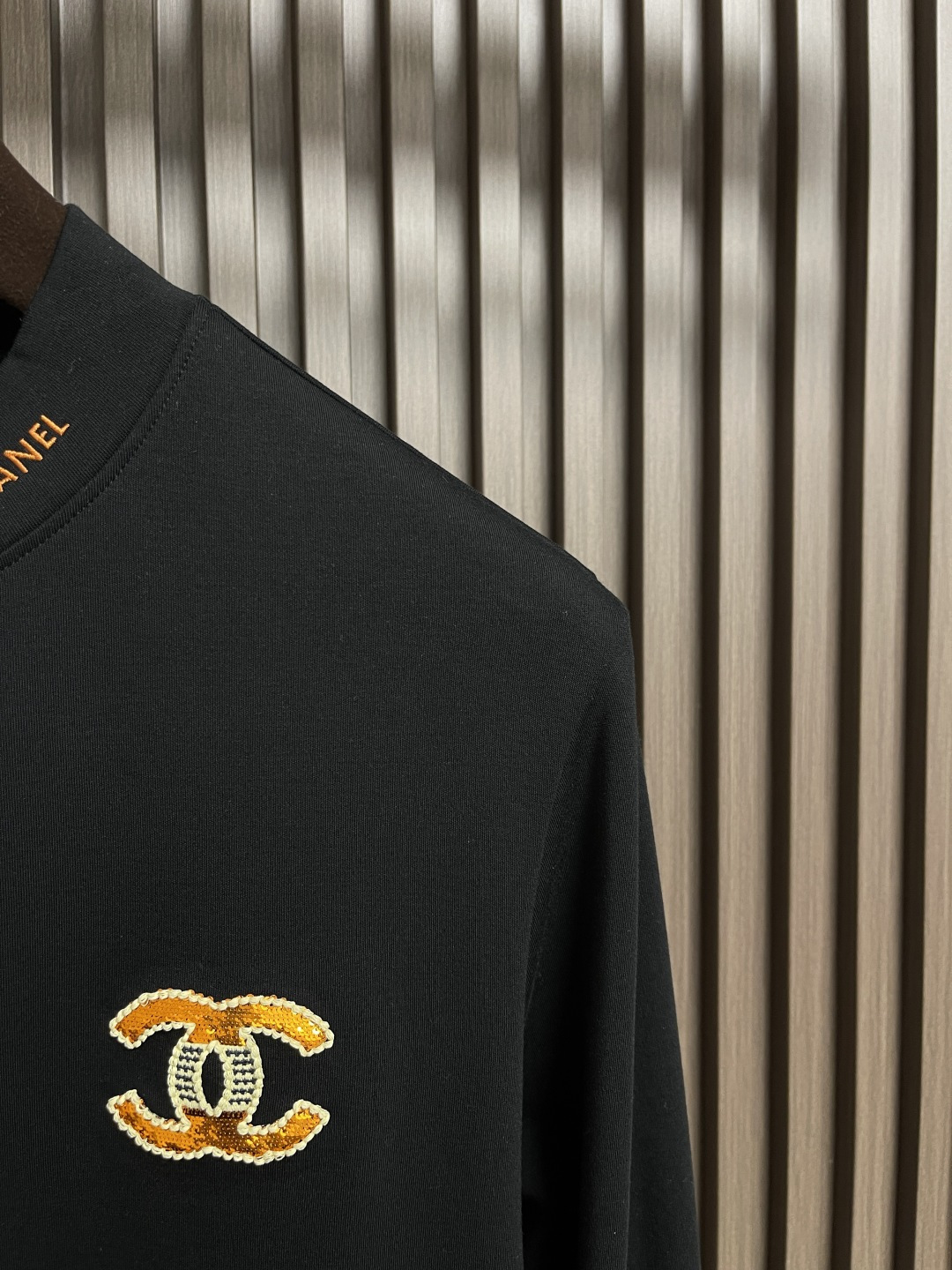 🛒🛒Chanel 2025ss早秋新款刺绣字母标识长袖t恤，裁剪设计为当今的潮流趋势，街头风格的新纪元．
