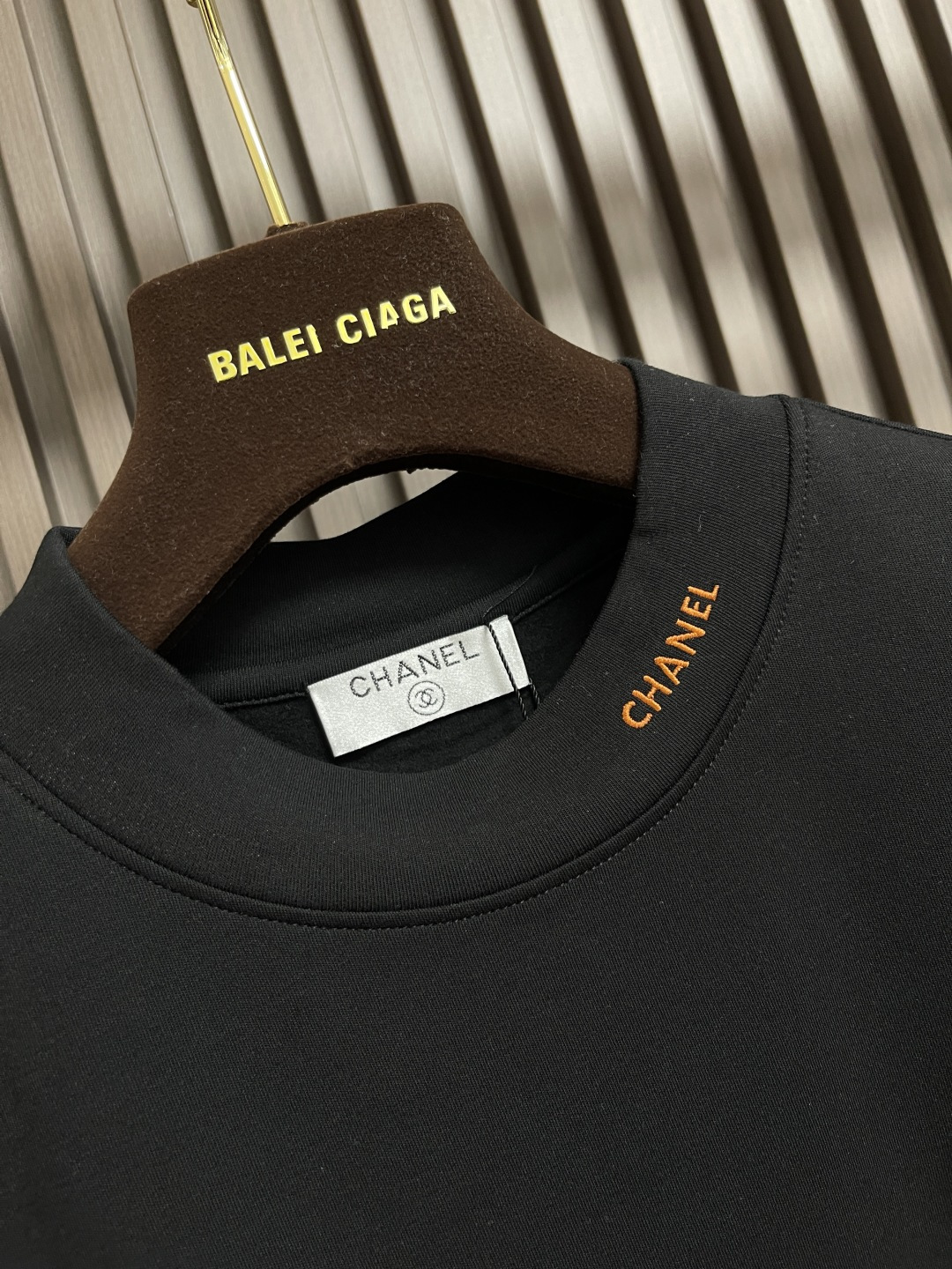 🛒🛒Chanel 2025ss早秋新款刺绣字母标识长袖t恤，裁剪设计为当今的潮流趋势，街头风格的新纪元．