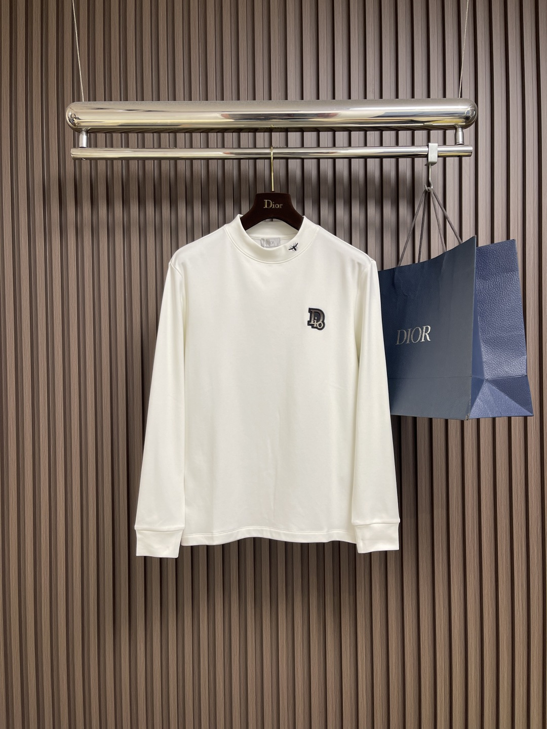 NO:550363,Dior 2025ss early autumn new logo embroidered logo long-sleeved T-shirt, customized 260g cotton double yarn tight and smooth fabric, clean cloth surface, clear cloth pattern, very delicate and solid feel, more supportive. The cuffs are widened and threaded, fit the wrist width, tight and wear-resistant, and the dress is three-dimensional positioning and tailoring. Size M-3XL,,dior,tees, t-shirt,alexander wang19860909Dior 2025ss早秋新款logo刺绣标识长袖t恤,定制260g全棉双纱紧密爽滑面料,布面干净,布纹清晰,手感非常细腻扎实,更加力挺 袖口加宽螺纹设计,贴合手腕宽度,紧实耐磨,整衣立体定位剪裁.尺码M-3XL,,dior,tees，t-shirt,alexander wang,Men's clothing