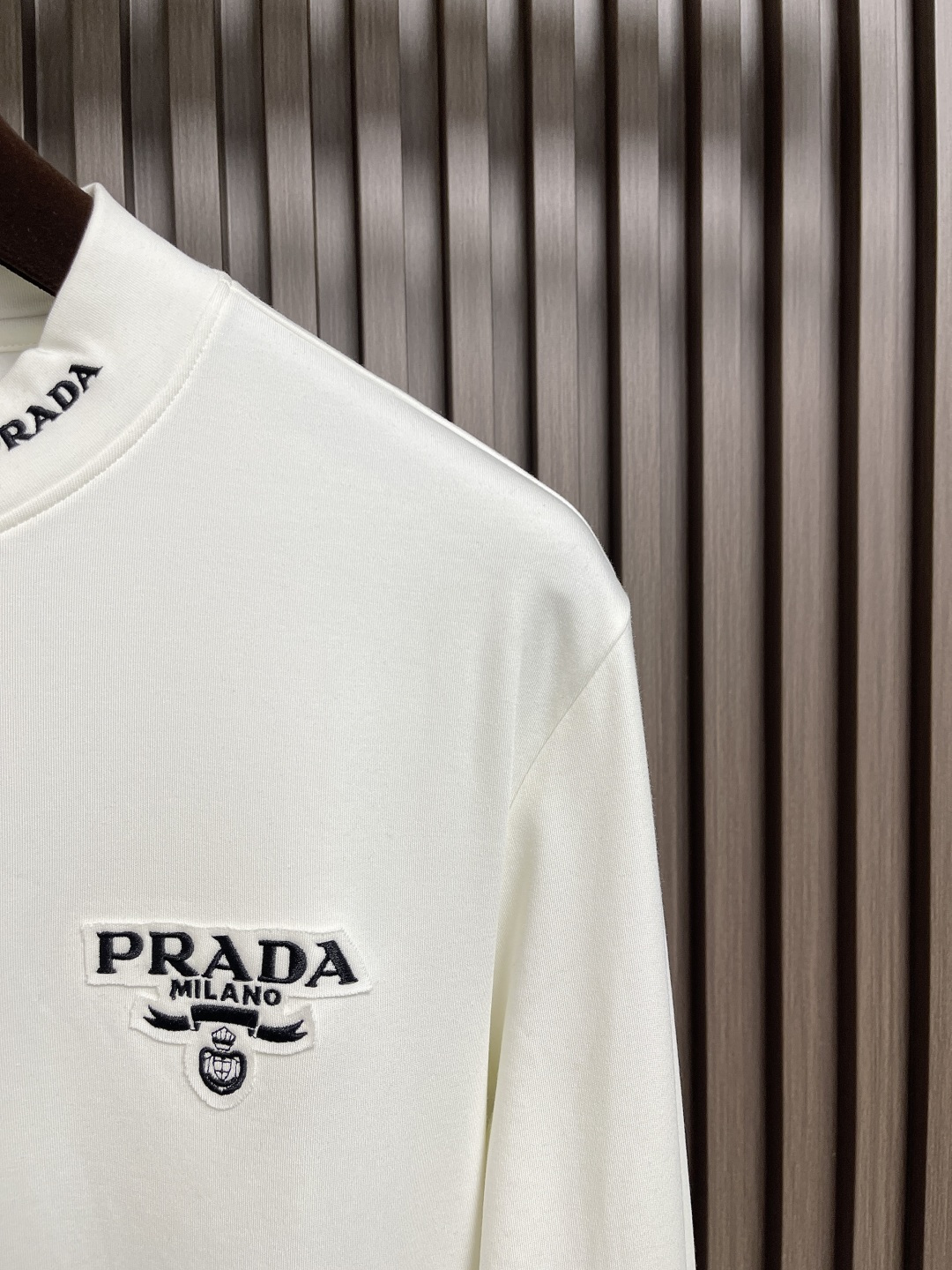 🛒🛒PRADA 品牌标识刺绣圆领长袖T恤，采用高品质纯棉，软糯亲肤还特显质感，光溜溜的但又有扎实的厚度，