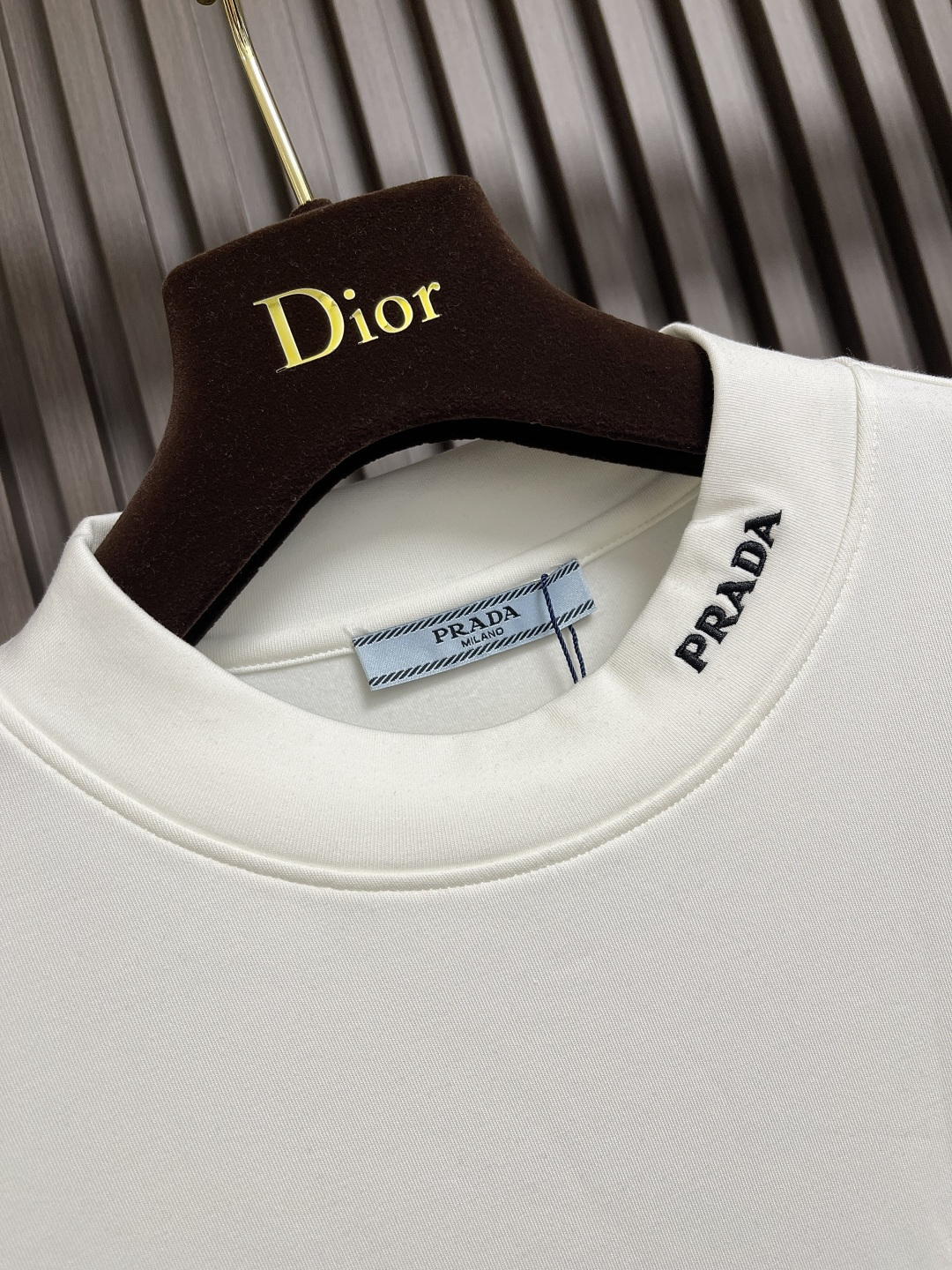 🛒🛒PRADA 品牌标识刺绣圆领长袖T恤，采用高品质纯棉，软糯亲肤还特显质感，光溜溜的但又有扎实的厚度，