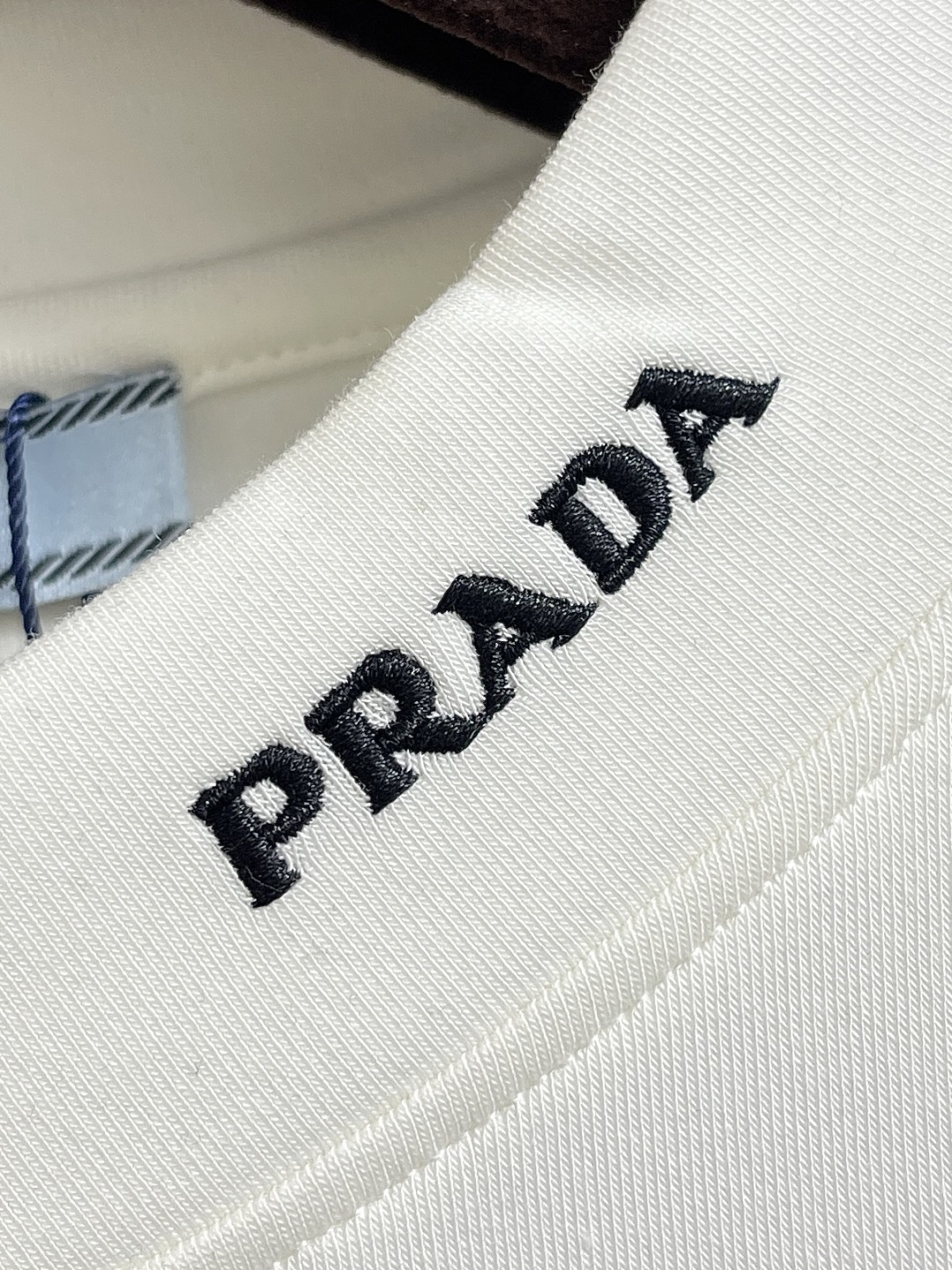 🛒🛒PRADA 品牌标识刺绣圆领长袖T恤，采用高品质纯棉，软糯亲肤还特显质感，光溜溜的但又有扎实的厚度，