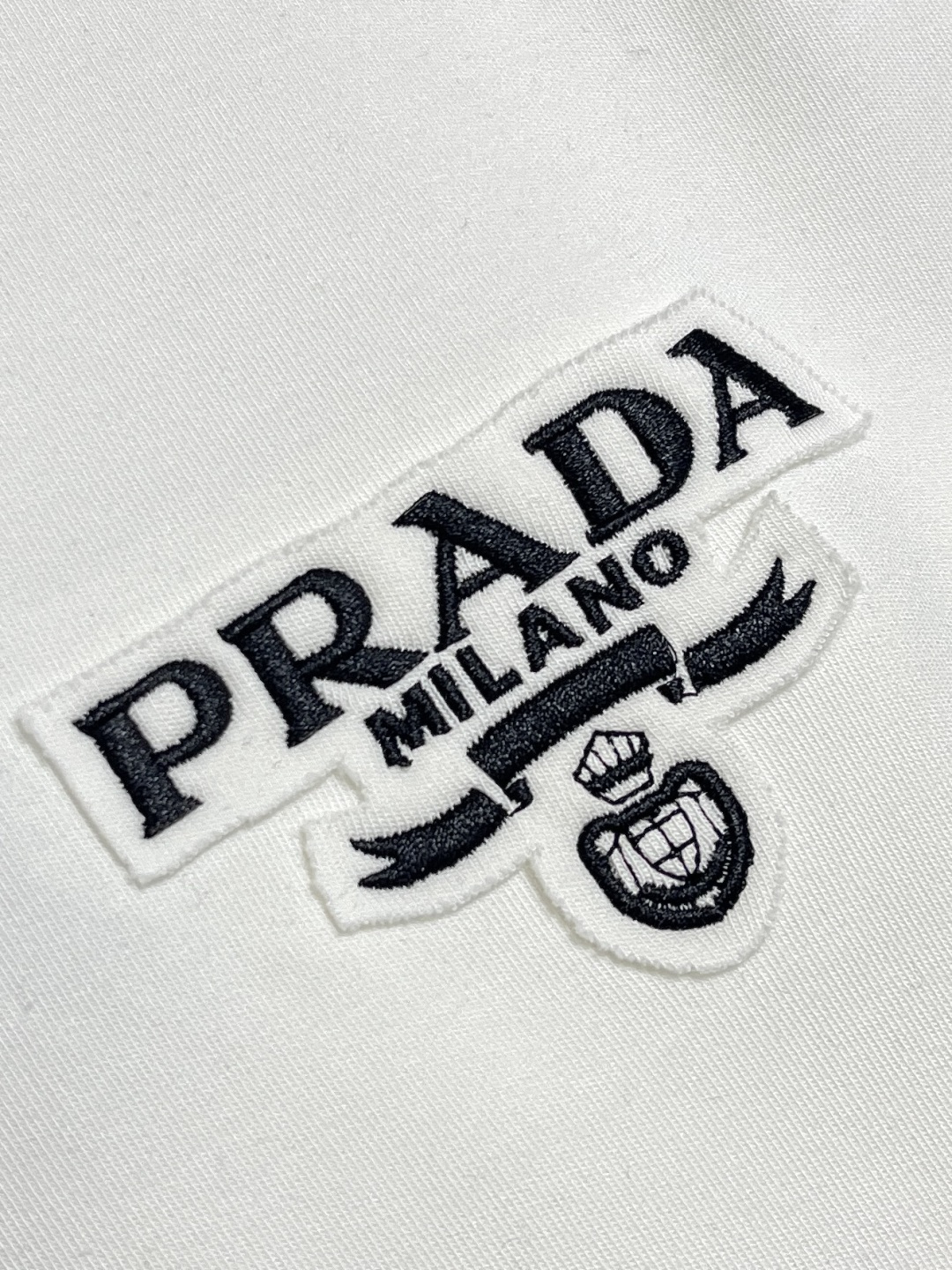 🛒🛒PRADA 品牌标识刺绣圆领长袖T恤，采用高品质纯棉，软糯亲肤还特显质感，光溜溜的但又有扎实的厚度，