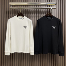 🛒🛒PRADA 品牌标识刺绣圆领长袖T恤,采用高品质纯棉,软糯亲肤还特显质感,光溜溜的但又有扎实的厚度, 🛒🛒PRADA 品牌标识刺绣圆领长袖T恤,采用高品质纯棉,软糯亲肤还特显质感,光溜溜的但又有扎实的厚度,