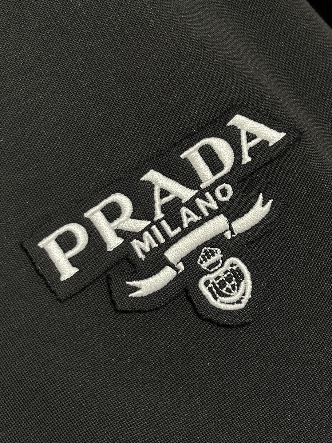 🛒🛒PRADA 品牌标识刺绣圆领长袖T恤,采用高品质纯棉,软糯亲肤还特显质感,光溜溜的但又有扎实的厚度, 🛒🛒PRADA 品牌标识刺绣圆领长袖T恤,采用高品质纯棉,软糯亲肤还特显质感,光溜溜的但又有扎实的厚度,
