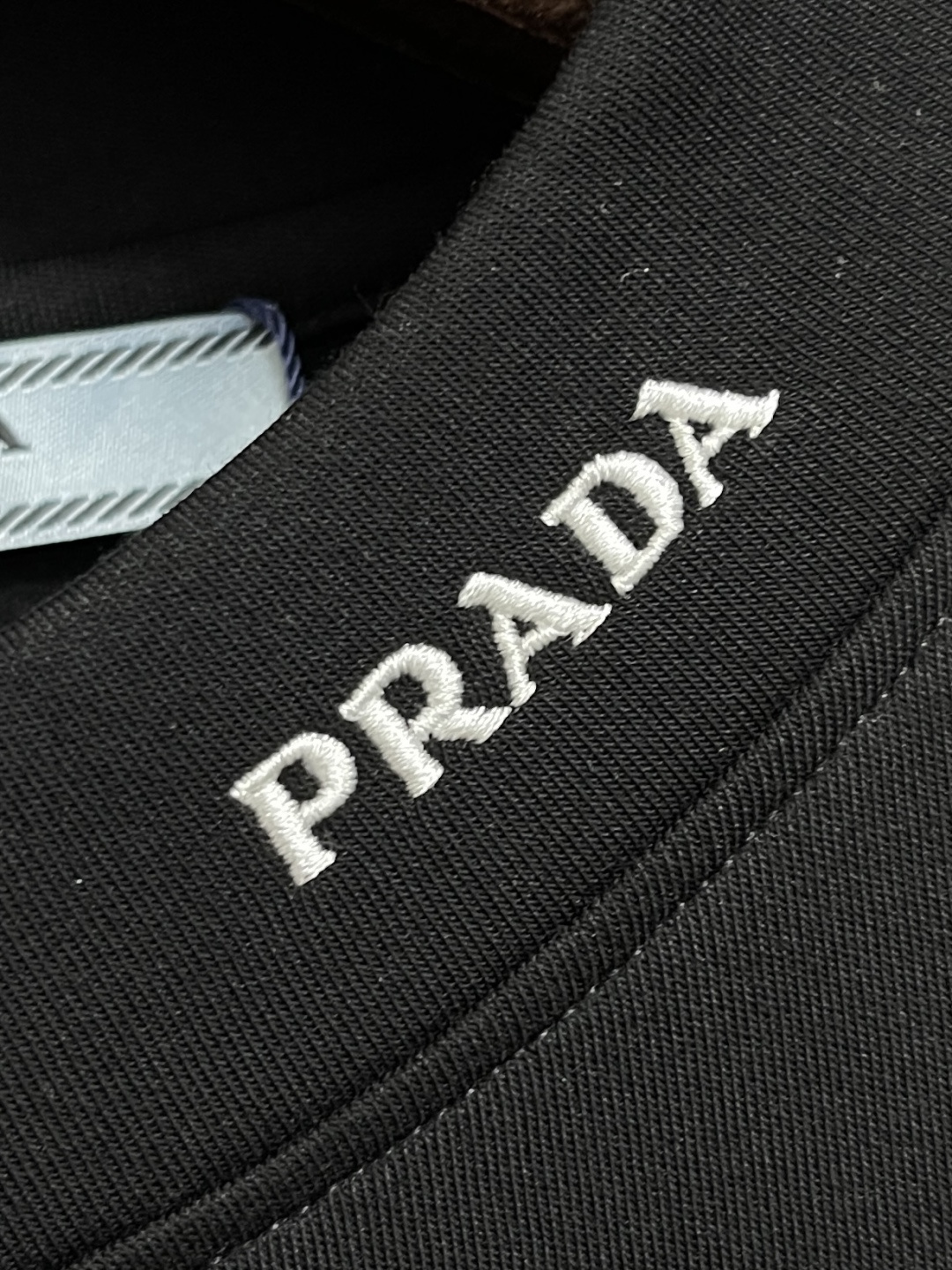 🛒🛒PRADA 品牌标识刺绣圆领长袖T恤,采用高品质纯棉,软糯亲肤还特显质感,光溜溜的但又有扎实的厚度, 🛒🛒PRADA 品牌标识刺绣圆领长袖T恤,采用高品质纯棉,软糯亲肤还特显质感,光溜溜的但又有扎实的厚度,