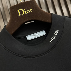 🛒🛒PRADA 品牌标识刺绣圆领长袖T恤,采用高品质纯棉,软糯亲肤还特显质感,光溜溜的但又有扎实的厚度, 🛒🛒PRADA 品牌标识刺绣圆领长袖T恤,采用高品质纯棉,软糯亲肤还特显质感,光溜溜的但又有扎实的厚度,