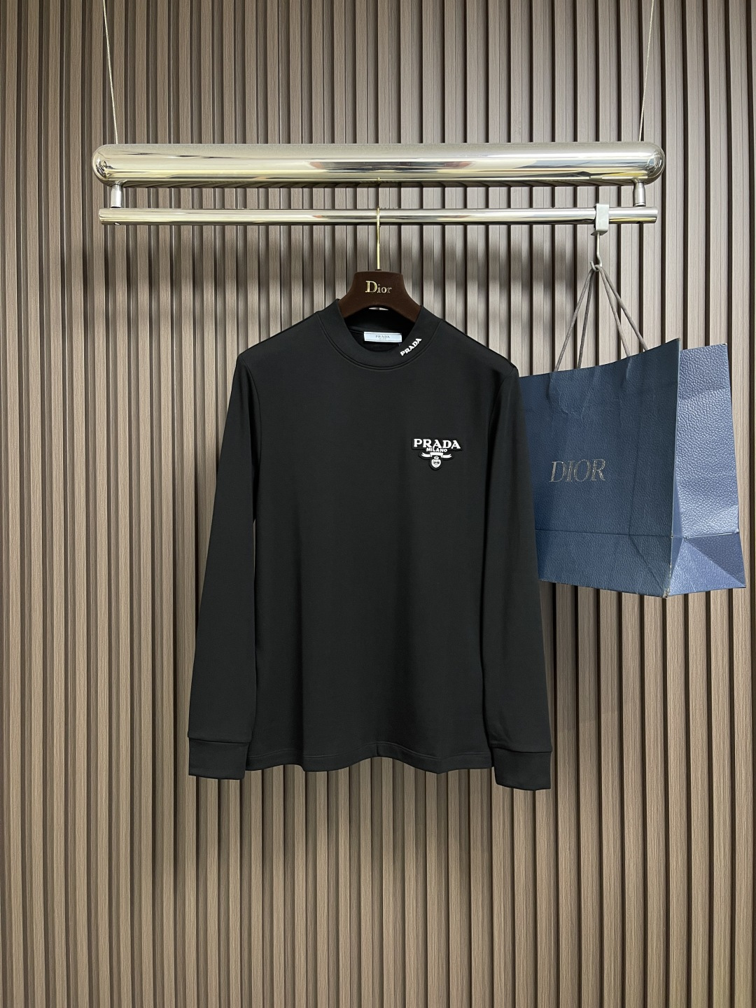 🛒🛒PRADA 品牌标识刺绣圆领长袖T恤，采用高品质纯棉，软糯亲肤还特显质感，光溜溜的但又有扎实的厚度，