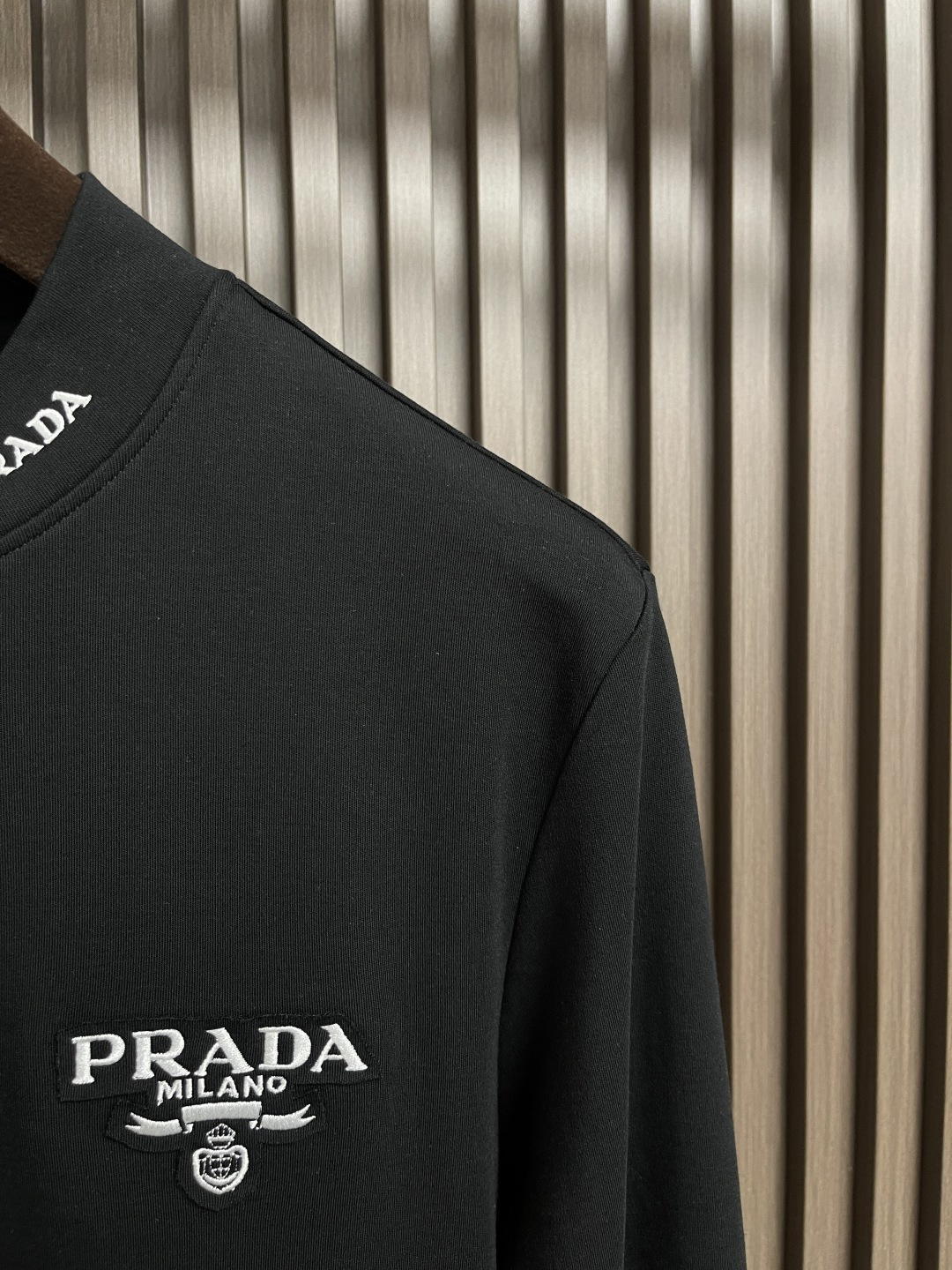 🛒🛒PRADA 品牌标识刺绣圆领长袖T恤,采用高品质纯棉,软糯亲肤还特显质感,光溜溜的但又有扎实的厚度, 🛒🛒PRADA 品牌标识刺绣圆领长袖T恤,采用高品质纯棉,软糯亲肤还特显质感,光溜溜的但又有扎实的厚度,