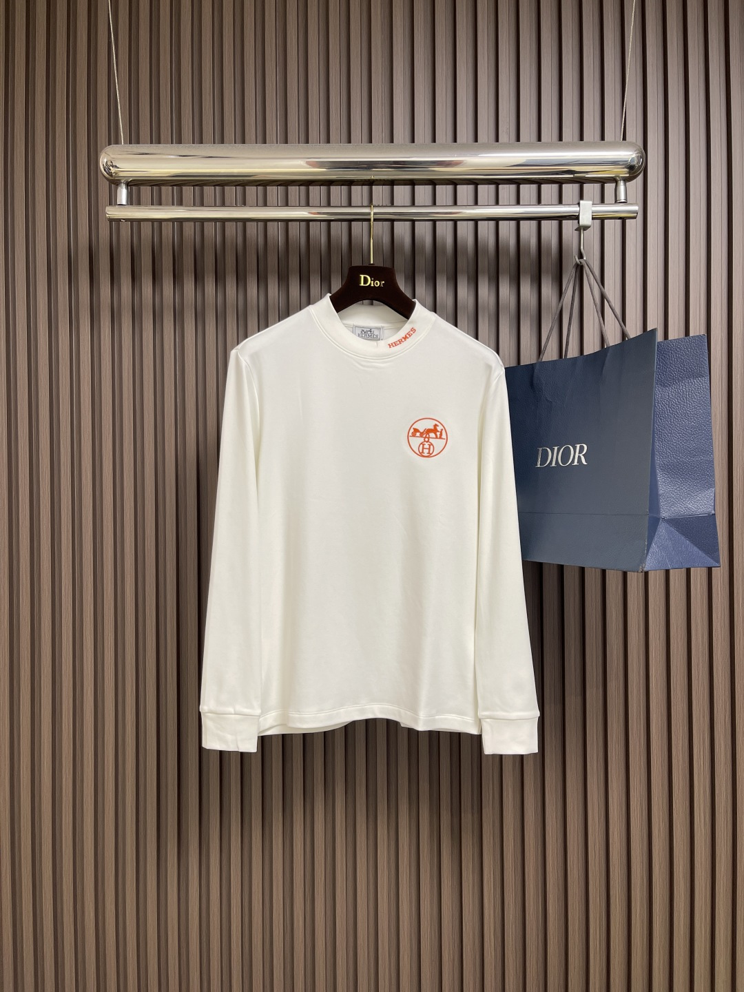 NO:540665,HERMES 2025SS autumn and winter round neck long-sleeved T-shirt, mercerized and woven, fashionable logo embroidery!  The upper body of ammonia fabric is comfortable and smooth, and the pure cotton combed and tight spinning process make the fabric smooth and tight to achieve the high-end feeling of the overall fabric. It is professionally provided by the big brands, and the quality is absolutely guaranteed. The overall high breathability and soft texture is more prominent, and the full cotton texture causes extreme comfort. The washing performance is high. The workmanship of the whole piece perfectly reflects the brand's design concept and excellent production process. Size M-3XL, hermes, tees, t-shirt, alexander wang19860909HERMES 2025SS秋冬圆领长袖T恤,氨丝光磨毛,时尚logo刺绣！氨面料上身舒适爽滑,纯棉精梳加上紧密纺纱工艺又使面料光滑紧密得到整体面料的高级感,大牌专业提供,质量绝对保证.整体高透气和柔软性的质感更加凸显,饱满的棉质感引起极度舒适.耐洗性能高.整件的做工完美体现出品牌的设计理念和精良的制作工艺.尺码M-3XL,,hermes,tees，t-shirt,alexander wang,Men's clothing