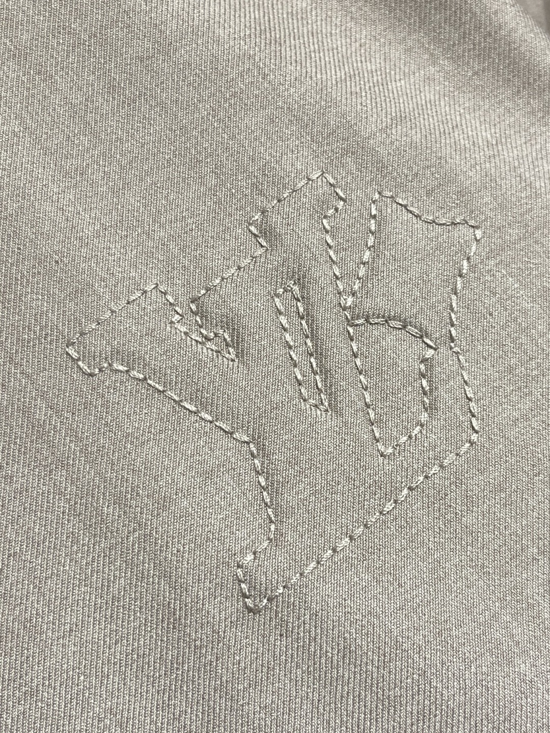 🛒🛒LV 羊毛短款廓形立领夹克外套 订织羊毛轻混斜纹面料并且做了复合处理 小缸订染无色光色差 配套订做横