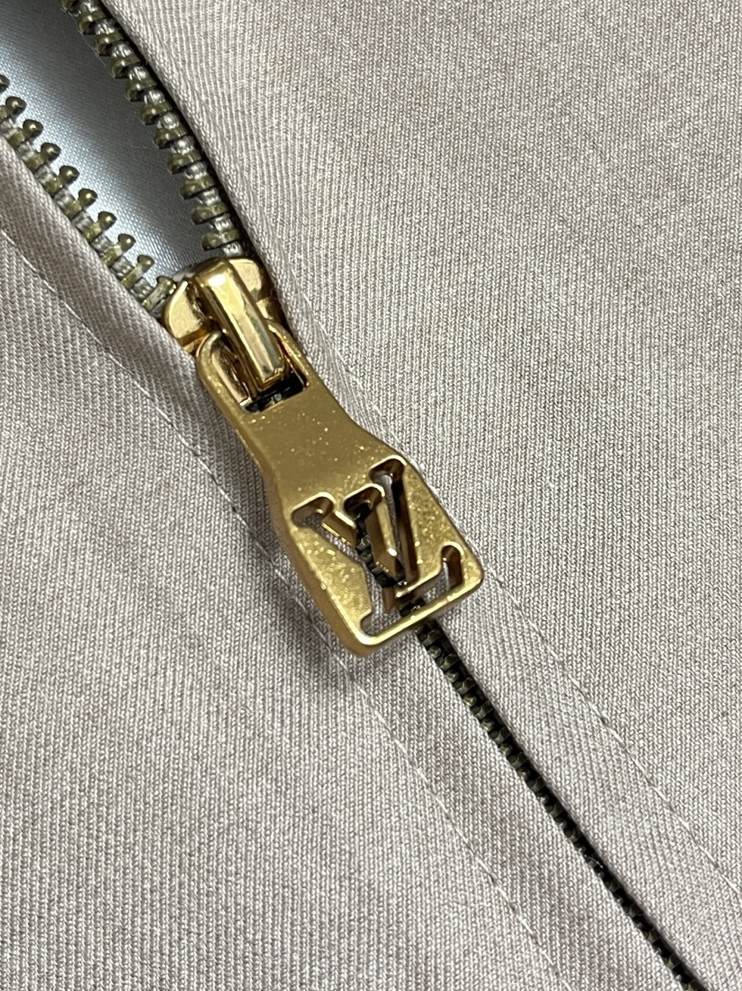 🛒🛒LV 羊毛短款廓形立领夹克外套 订织羊毛轻混斜纹面料并且做了复合处理 小缸订染无色光色差 配套订做横