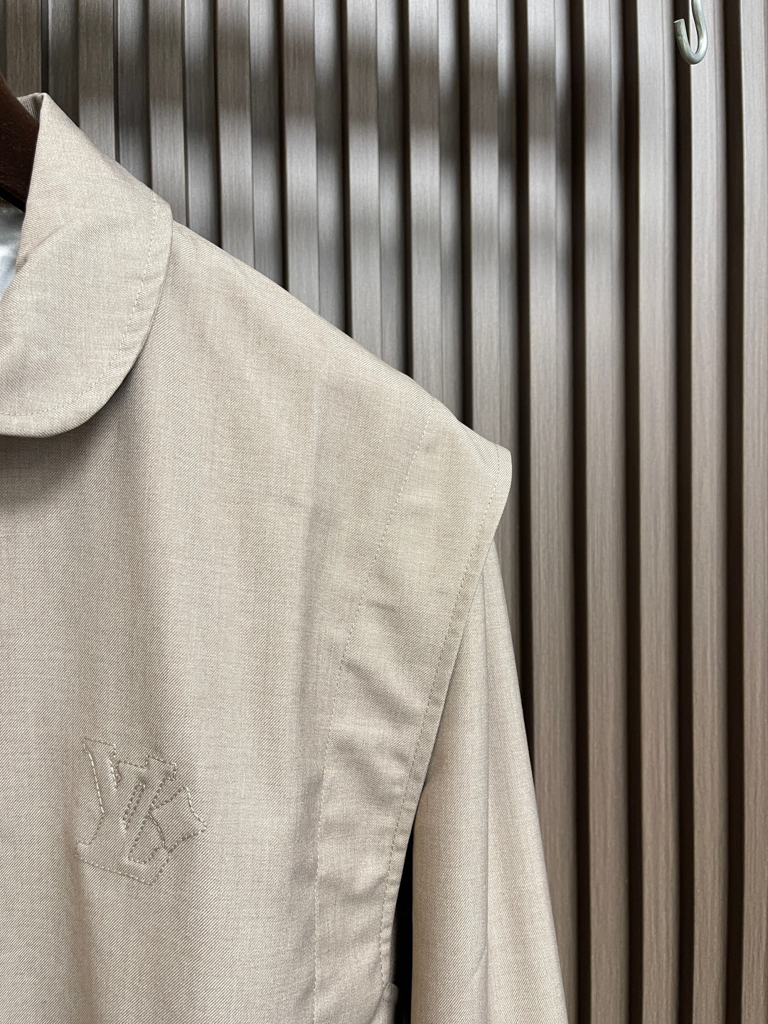 🛒🛒LV 羊毛短款廓形立领夹克外套 订织羊毛轻混斜纹面料并且做了复合处理 小缸订染无色光色差 配套订做横