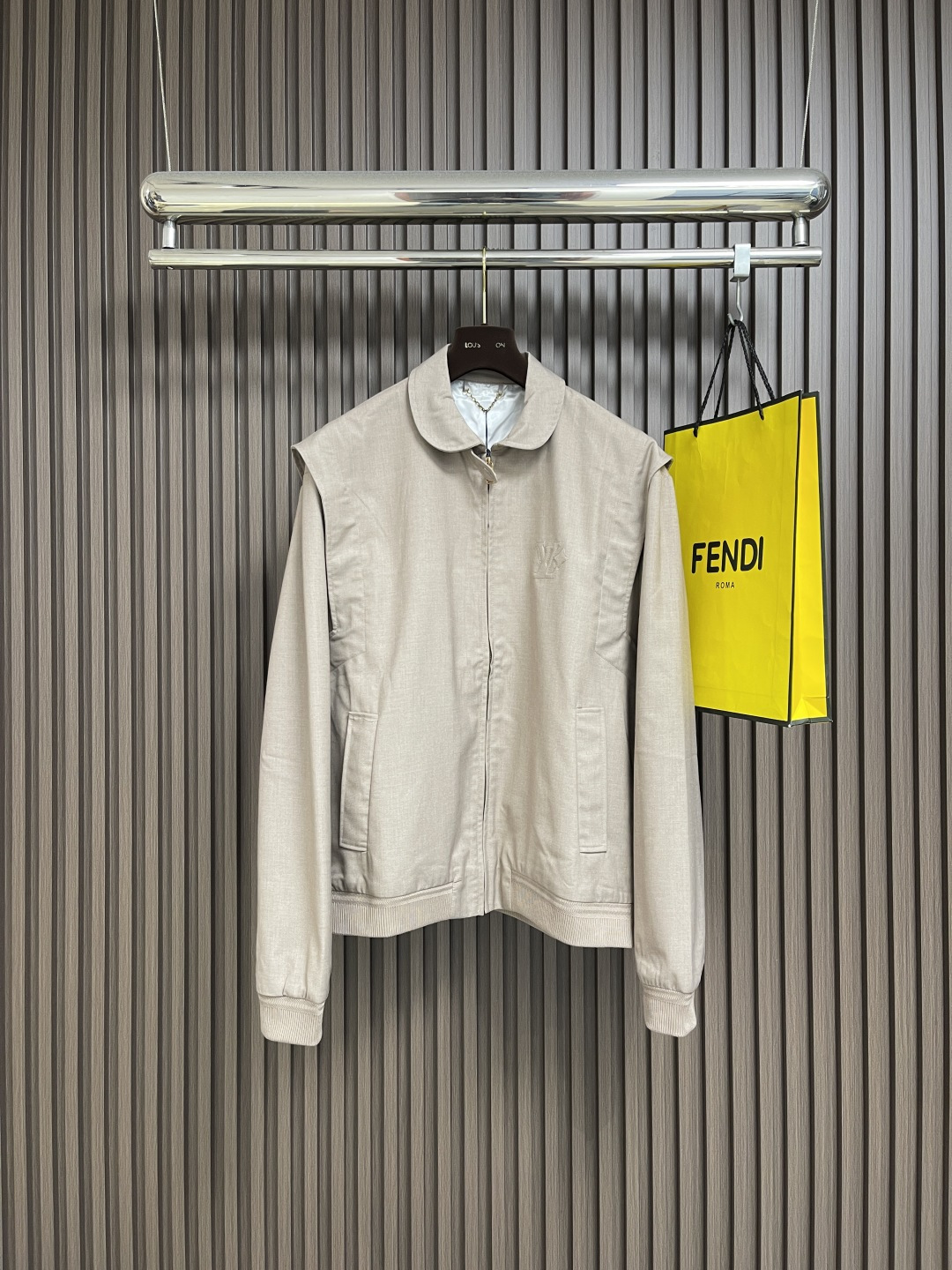 NO:530105,LV wool short silhouette stand-alone jacket jacket stitched wool light-mixed twill fabric and compounded. Small cylinder stitching colorless light color difference. Customized horizontal wool ribs. The opposite-sex pattern style is not different from the original. The shoulder knitted lining is spliced. The details are perfectly restored. The overall wiring is straight and delicate, the fabric is comfortable and soft, and the color is consistent and there is no color difference. It can be matched with the same style to create a fashionable look. It can handle various occasions, customize auxiliary materials, complete three standards, and the same style for men and women. Size S-XL,,louis vuitton, jackets & coats, jackets & coats, alexander wang19860909LV 羊毛短款廓形立领夹克外套 订织羊毛轻混斜纹面料并且做了复合处理 小缸订染无色光色差 配套订做横织羊毛罗纹 异性花纹风格与原版无差 双肩针织衬料拼接 细节完美还原.整体走线平直细腻,面料舒适柔软,颜色一致无色差 能与同款搭配营造时尚造型,驾驭各种场合,定制辅料,三标齐全,男女同款.尺码S-XL,,louis vuitton,jackets & coats,jackets & coats,alexander wang,Men's clothing