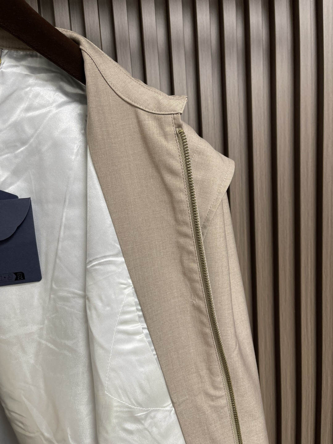 🛒🛒LV 羊毛短款廓形立领夹克外套 订织羊毛轻混斜纹面料并且做了复合处理 小缸订染无色光色差 配套订做横