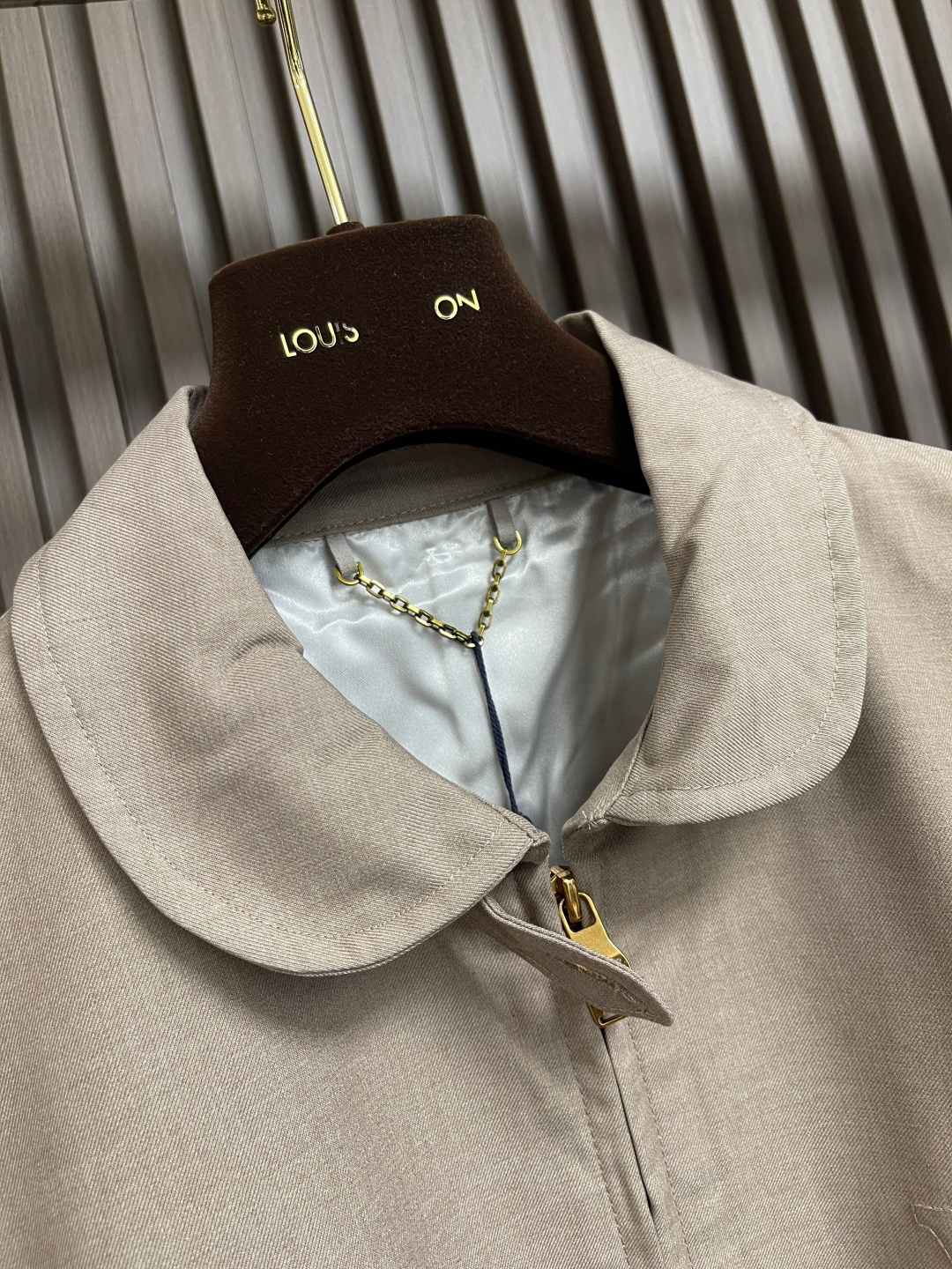 🛒🛒LV 羊毛短款廓形立领夹克外套 订织羊毛轻混斜纹面料并且做了复合处理 小缸订染无色光色差 配套订做横