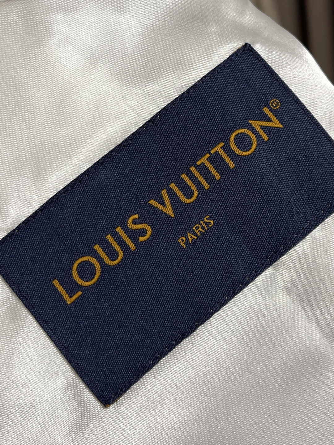 🛒🛒LV 羊毛短款廓形立领夹克外套 订织羊毛轻混斜纹面料并且做了复合处理 小缸订染无色光色差 配套订做横