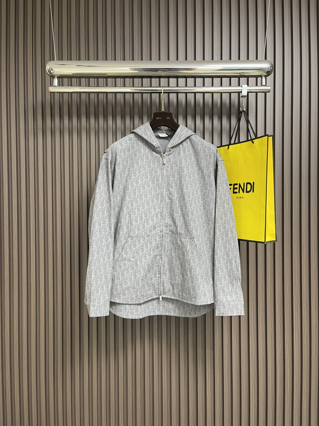 NO:539581,Dior hooded zipper jacket, this hooded zipper is decorated with Oblique prints, and a new interpretation of Dior's classic pattern. It is carefully crafted in gray cotton denim and the zipper is decorated with Dior logo. A unique and simple design can be matched with ornamental or more classic shapes. Size S-XL, dior, jackets & coats, hats, alexander wang19860909Dior 连帽拉链外套,这款连帽拉链通体饰以 Oblique 印花,全新演绎 Dior的经典图案.采用灰色棉质牛仔布精心制作,拉链饰以 Dior 标志.别出心裁的简约设计,可搭配饰或更为经典的造型.尺码S-XL,,dior,jackets & coats,hats,alexander wang,Men's clothing