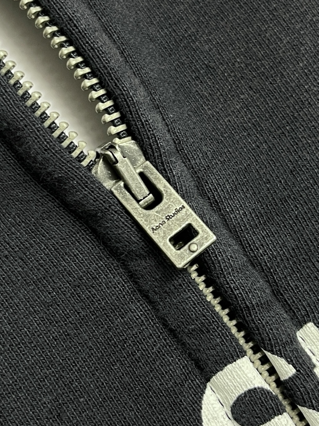 🛒🛒Acne Studios 2025SS印花做旧拉链卫衣外套，专机织造高克重毛圈结构，确保挺括性与垂感