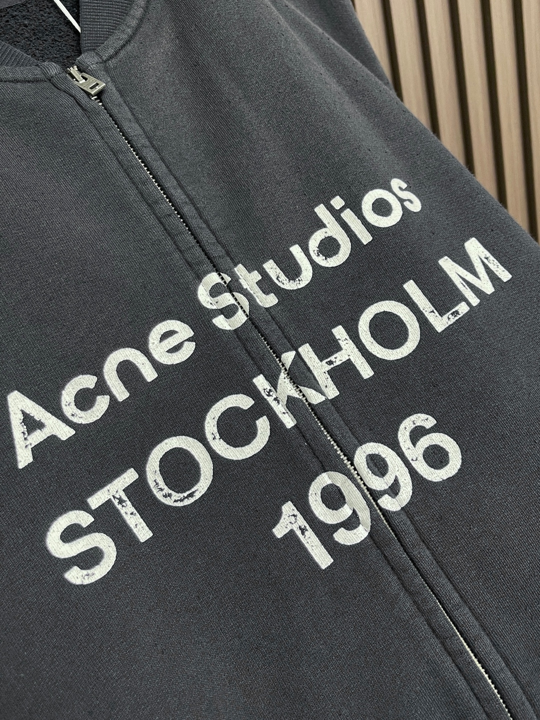 🛒🛒Acne Studios 2025SS印花做旧拉链卫衣外套，专机织造高克重毛圈结构，确保挺括性与垂感