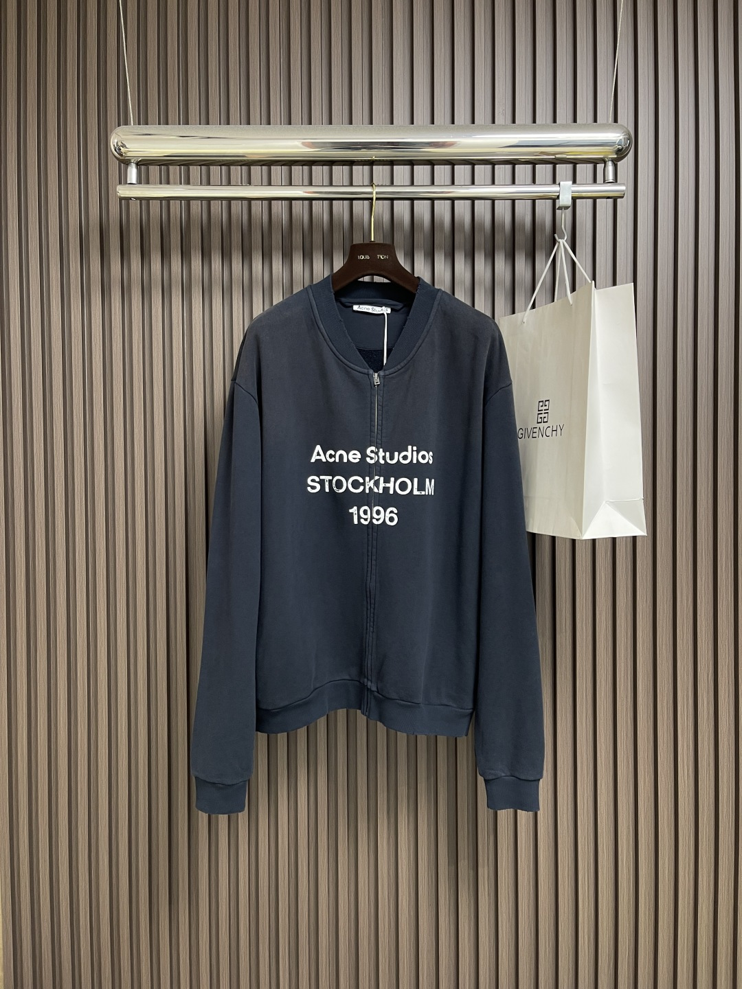 NO:530111,Acne Studios 2025SS printed zipper sweatshirt jacket, special machine woven to create a high-weight terry structure to ensure clarity and drape. The yarn is customized to achieve accurate color restoration. The surface wool is worn and worn by secondary polishing of the cartilage roller to form a short wool matte texture, and it is combined with enzyme washing and softening of fibers to present a natural and old texture. The effect of the raised wool ball is partially treated with the wool tuft to form a three-dimensional tuft. The wool density needs to be controlled to avoid excessive shedding. Size S-XL, acne studios, dior, hoodie, sweatshirts, jackets & coats, alexander wang19860909Acne Studios 2025SS印花做旧拉链卫衣外套,专机织造高克重毛圈结构,确保挺括性与垂感,纱线经定制染色达成精准色彩还原.表面磨毛做旧通过金刚砂辊二次打磨形成短绒雾面质感,配合酶洗软化纤维,呈现自然穿着旧化肌理.凸起毛球效果采用起毛工艺局部处理,形成立体毛簇,需控制起毛密度以避免过度脱落.尺码S-XL,,acne studios,dior,hoodie,sweatshirts,jackets & coats,alexander wang,Men's clothing