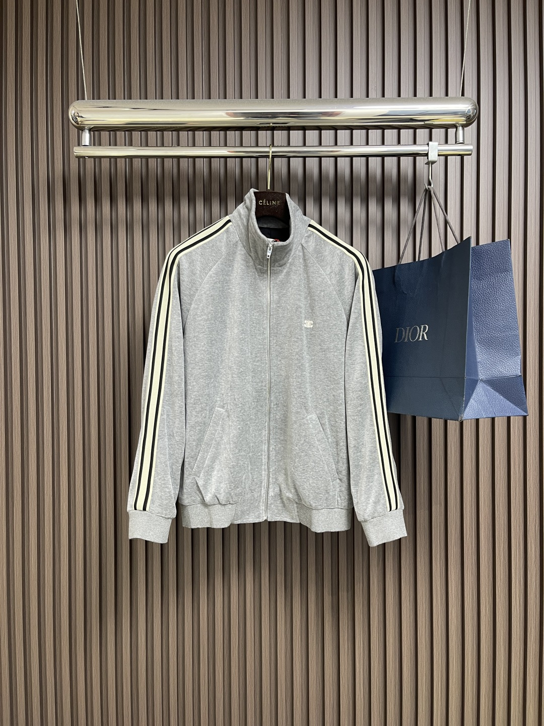 NO:538590,Tops Celine Arc de Triomphe embroidery school uniform set Zipper jacket Trouser suit Customized cloud soft twin velvet mist cotton styling adopts imported machine embroidery technology Use advanced computer control system and precision mechanical parts to achieve Arc de Triomphe embroidery operation High precision Fluid and delicate lines The fabric has been washed, with better texture, not easy to deform, not easy to shrink, not easy to fade, maintain long-term beauty. Size S-XL, celine, jackets & coats, alexander wang19860909上衣 裤子 Celine 凯旋门刺绣校服套装拉链外套长裤套装,定制云柔双生绒雾棉缎 采用进口机刺绣工艺 使用先进的计算机控制系统和精密的机械部件 实现凯旋门刺绣作业 精度高 线条流畅而细腻 面料都经过浇洗 手感质感更佳 不易变形 不易缩水 不易褪色 保持长久的美观.尺码S-XL,,celine,jackets & coats,alexander wang,Men's clothing