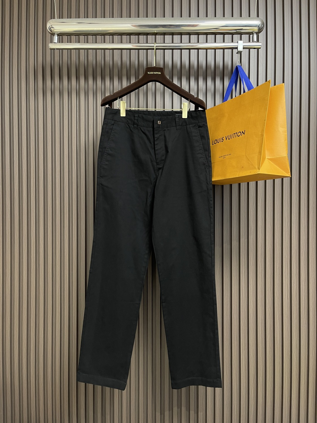 NO:539574,Fendi metal FF trousers, customized mercerized cotton micro-elastic fabric, light and soft, comfortable skin, with pure black, outline the calm style of modern men, the ultimate sense of purity, the FF metal logo is hidden in it with relief three-dimensional lines, the brand's low-key code, the classic Fendi leather logo on the back is embellished, like a low-key identity badge, neat straight lines, less is more, the low-key nobleness with old money style, one trouser, thousands of faces, free style, relief-grade 3D three-dimensional glue pressing process, priority is to customize exclusive molds, use the principle of low-temperature and high-pressure molding, let the three-dimensional outline of FF deeply printed into the fabric, form a convex and concave embossing effect, and the edges of the pressing are no glue marks, no bubbles, stable and firm, using imported special aircraft infrared positioning 'Fendi FF hardware' and 'Fendi leather logo' are accurate  Firm and solid, human body three-dimensional cutting, old trousers practice, return to traditional craftsmanship, through segmentation, folding, shrinking, and stretching, the so-called slow work produces fine work, which is respect for the material, the pursuit of hand feeling, complex workmanship, slow time, high loss. Size 44-46-48-50 S-XL,,fendi,alexander wang19860909Fendi 金属FF长裤,定制丝光棉微弹密织料 轻盈柔软 舒适贴肤 以一袭纯粹黑色 勾勒现代男士的沉稳格调 极致的纯净感 FF金属标志以浮雕般的立体线条藏于其中 品牌的低调暗号 背面经典Fendi皮标标识点缀 像一枚低调的身份徽章 利落直筒线条 少即是多 自带老钱风的低调贵气 一裤千面 风格自由,浮雕级3D立体压胶工艺 优先定制专属模具 利用低温高压成型原理 让FF的立体轮廓深印入面料 形成外凸内凹的浮雕效果 且压胶边缘无胶痕 无气泡 稳固牢固,采用进口专机红外线定位“Fendi FF五金” “Fendi 皮标”位置精准 牢固结实,人体立体裁剪 前老西裤做法 回归传统工艺手法 通过分割 折叠 抽缩 拉展技术手法 所谓慢工出细活 是对材料的尊重 对手感的追求 做工复杂 繁琐 时效慢 损耗高.尺码44-46-48-50 S-XL,,fendi,alexander wang,Men's clothing
