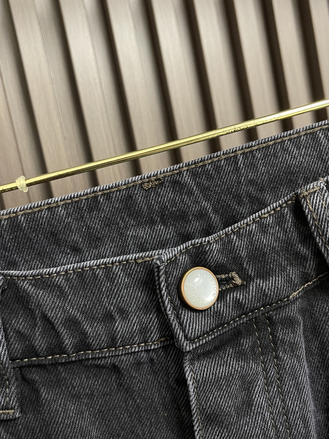 🛒🛒LV 2025ss早秋新款滑板牛仔裤，本款滑板牛仔裤选用日本精工丹宁布，以匠艺巧思重释经典设计。后袋