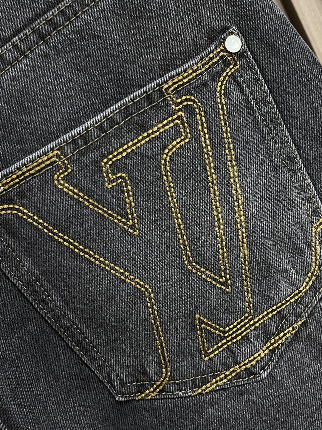 🛒🛒LV 2025ss早秋新款滑板牛仔裤，本款滑板牛仔裤选用日本精工丹宁布，以匠艺巧思重释经典设计。后袋