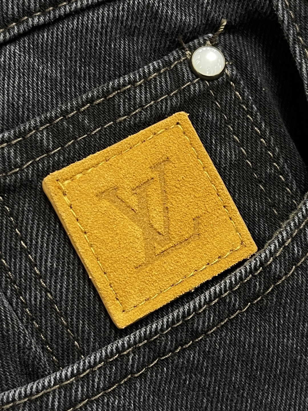 🛒🛒LV 2025ss早秋新款滑板牛仔裤，本款滑板牛仔裤选用日本精工丹宁布，以匠艺巧思重释经典设计。后袋