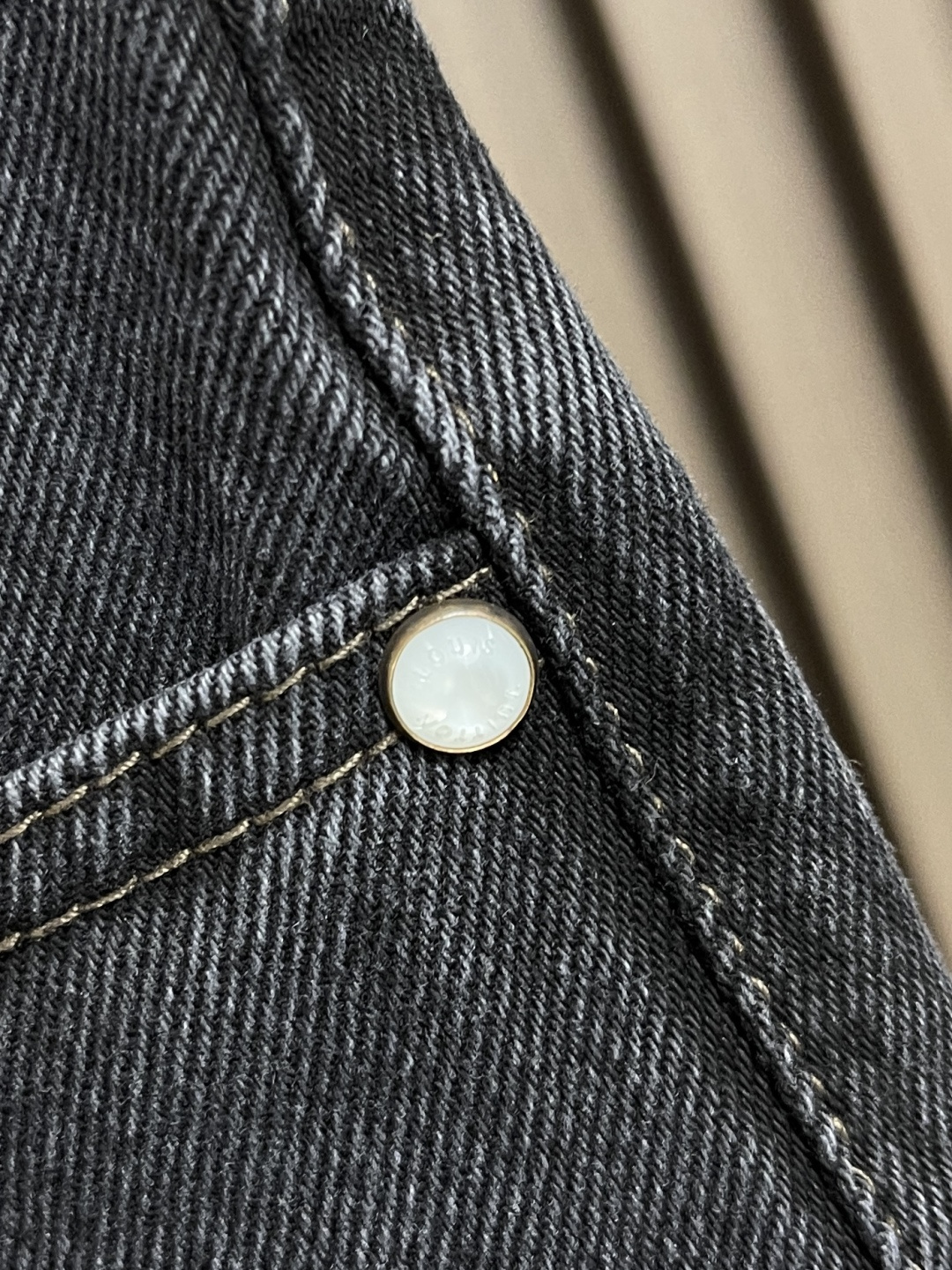 🛒🛒LV 2025ss早秋新款滑板牛仔裤，本款滑板牛仔裤选用日本精工丹宁布，以匠艺巧思重释经典设计。后袋