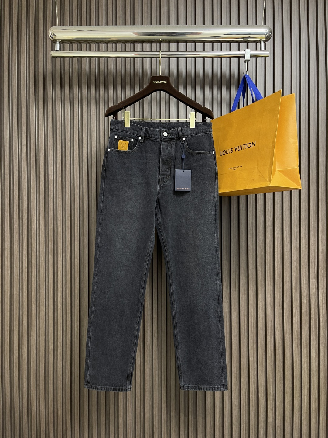 NO:530115,LV 2025ss early autumn new skateboard jeans, this skateboard jeans are made of Japanese seiko denim, which uses craftsmanship and ingenuity to interpret the classic design. The back pocket is embroidered with bright thread, and the ticket bag is embroidered with nubby suede logo patches, which can be easily matched with various shapes. Size 30-32-34-36,,louis vuitton,jeans,alexander wang19860909LV 2025ss早秋新款滑板牛仔裤,本款滑板牛仔裤选用日本精工丹宁布,以匠艺巧思重释经典设计.后袋处以明线刺绣 LV 字母,票袋与腰际点缀正绒面革标识贴饰,可轻松搭配各式造型.尺码30-32-34-36,,louis vuitton,jeans,alexander wang,Men's clothing