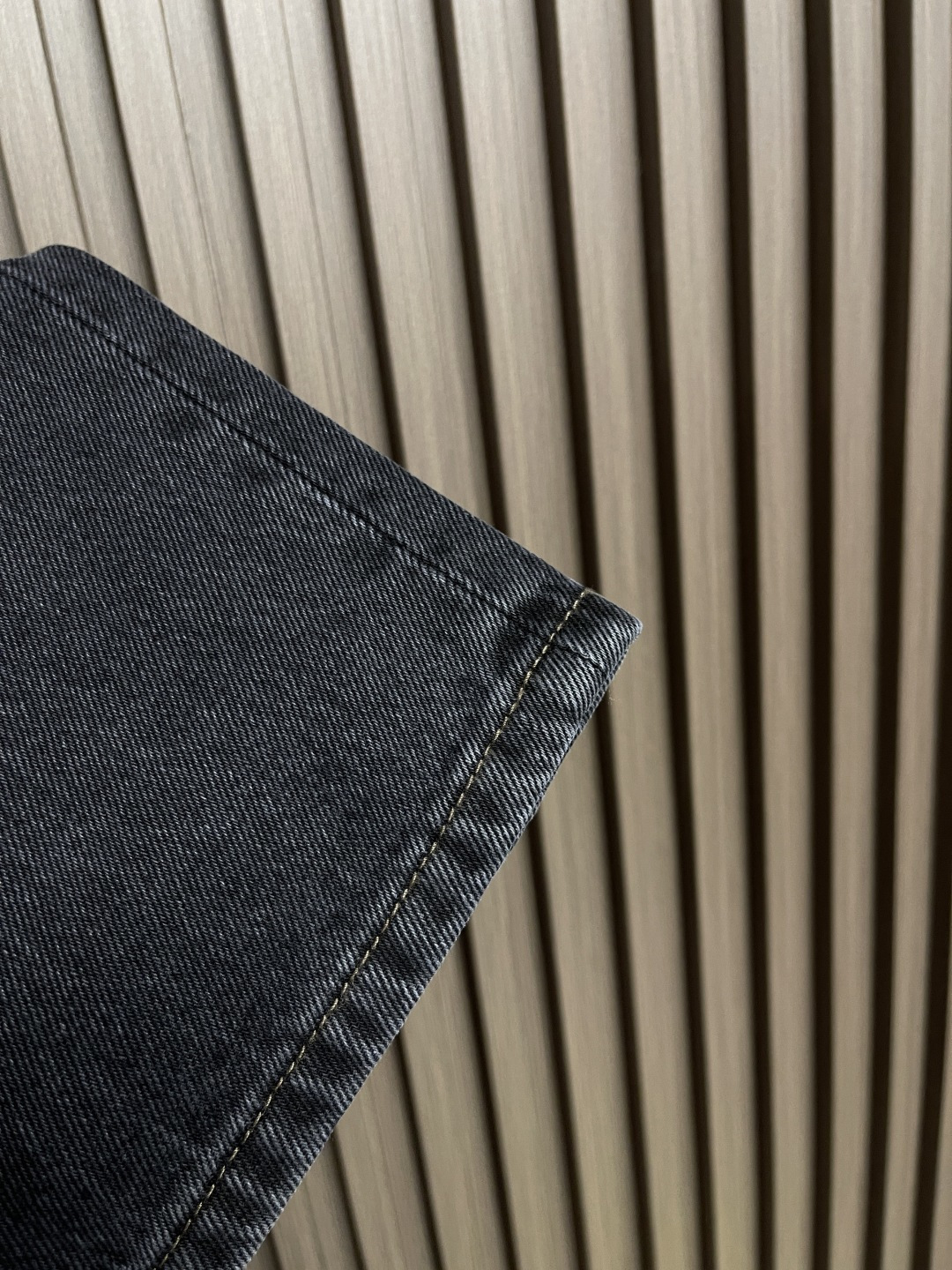 🛒🛒LV 2025ss早秋新款滑板牛仔裤，本款滑板牛仔裤选用日本精工丹宁布，以匠艺巧思重释经典设计。后袋