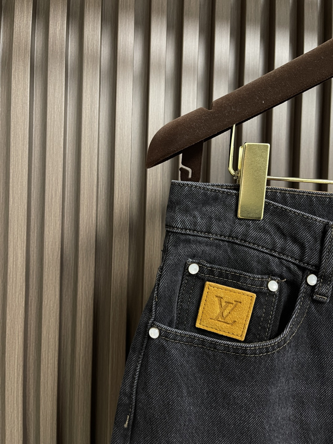 🛒🛒LV 2025ss早秋新款滑板牛仔裤，本款滑板牛仔裤选用日本精工丹宁布，以匠艺巧思重释经典设计。后袋