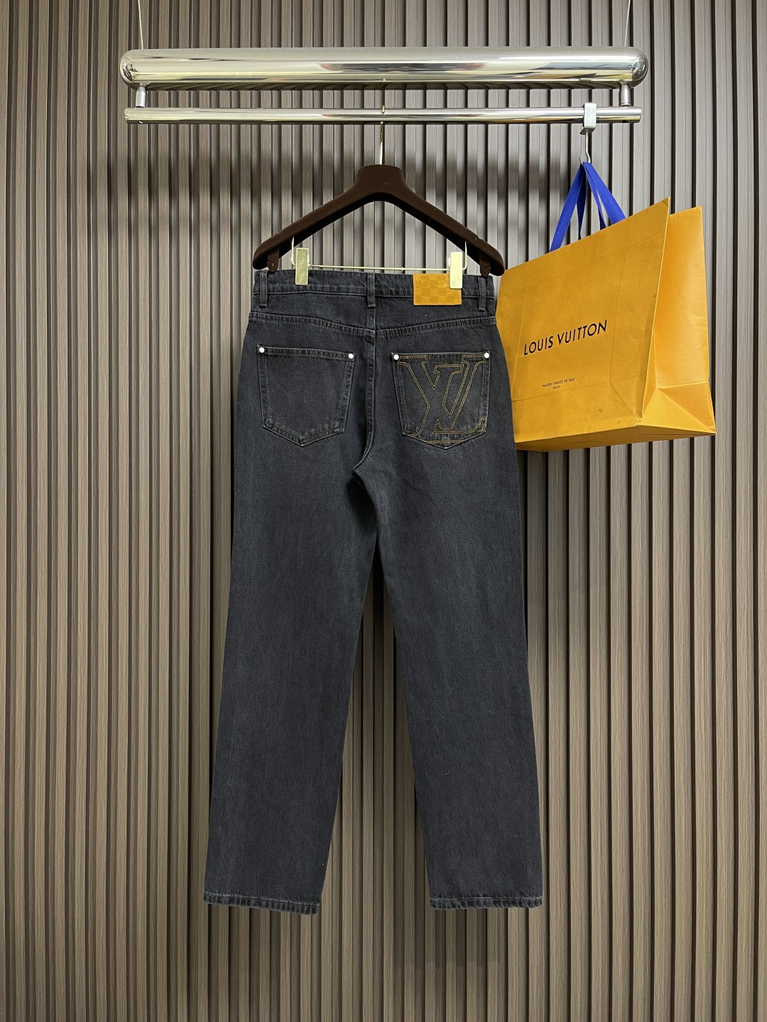 🛒🛒LV 2025ss早秋新款滑板牛仔裤，本款滑板牛仔裤选用日本精工丹宁布，以匠艺巧思重释经典设计。后袋