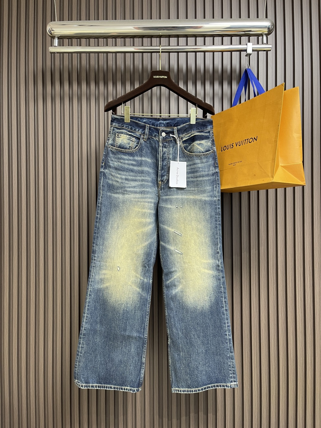 NO:538633,Acne Studios 2025SS new heavy-duty washing, cut, old, dirty, cat whisker, grinding, old jeans, directly weld the Korean slack feeling to the body, match it with zippers and fakes. Retro and fashionable, the micro-flare pants hide the flesh to show the length of the legs, loose style, same style for men and women, size 29-30-31-32-33,,acne studios,dior,jeans,alexander wang19860909Acne Studios 2025SS新款重工洗水割破做旧做脏猫须磨旧牛仔裤,直接把韩系松弛感焊在身上,和拉链、假两件搭配 复古又时髦,微喇裤型藏肉显腿长,宽松版型 男女同款 尺码29-30-31-32-33,,acne studios,dior,jeans,alexander wang,Men's clothing