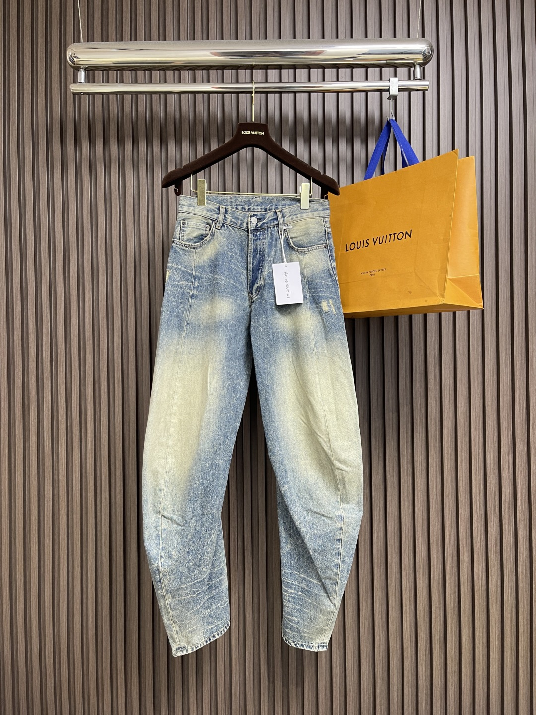 NO:539573,Acne studios 2025ss new 2006F scimitar loose low waist wide-leg jeans, the same style as men and women, very suitable for autumn and winter colors. The fabric is soft and delicate after washing, but the muscles and bones are extremely strong and slightly elastic, providing an excellent comfort experience. There is no damage to any craft elements throughout the body, retaining the purest tannin color!  The whole body details are perfect. Size 29-30-31-32-33,,acne studios,dior,jeans,alexander wang19860909Acne studios 2025ss新款2006F 弯刀宽松低腰阔腿牛仔裤 男女同款,极符合秋冬的配色,面料经过水洗后柔软细腻,但筋骨感极强,且略带弹力,提供了绝佳的舒适体验,通身无任何工艺元素破坏,保留了最纯粹的丹宁本色！通身细节完美如斯.尺码29-30-31-32-33,,acne studios,dior,jeans,alexander wang,Men's clothing