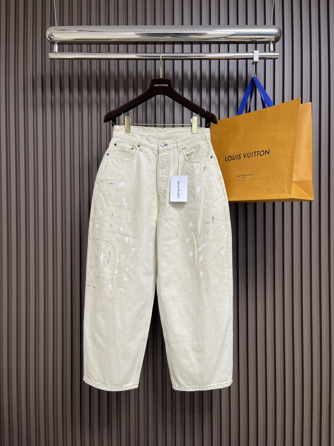 NO:538636,Acne Studios scimitar graffiti old trousers, the fabric is not made of ordinary denim, the yarn composition is composed of 21 3-strands and twisted cotton tight spinning thread, and is fixedly woven into pure cotton plain-patterned high-density fine bead sail fabric. Made of mineral-toned non-stretch denim, after multiple washes, it presents a natural fading effect and soft feel, while maintaining color stability. Artificial damage and graffiti treatment. The style is super loose, mid-waist and widened trouser legs are designed, full length, and detailed treatments such as pockets, trouser legs and belts, five-pocket pants structure, button plackets, tundra effect printing. Three standards are complete, customized auxiliary materials. Size XS-XL,,acne studios, dior, alexander wang19860909Acne Studios 弯刀涂鸦做旧长裤,面料用料并不是用的普通牛仔布,纱织成分由21支3股并捻全棉紧密纺纱线构成,定织成纯棉平纹高密细珠帆面料.选用矿物色调的无弹力牛仔布制成,经过多次水洗处理,呈现出自然的褪色效果和柔软手感,同时保持颜色稳定性.人为的破坏、涂鸦处理.版型超宽松,中腰、加宽裤腿设计,全长,细节处理如口袋、裤脚和腰带,五袋裤结构,纽扣门襟,错视效果印花.三标齐全,定制辅料.尺码XS-XL,,acne studios,dior,alexander wang,Men's clothing