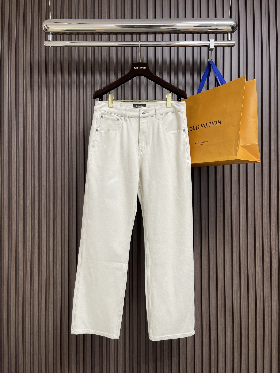 NO:548492,LP Loropiana 2025SS autumn new casual pants, casual pants are fashionable items that men can wear anytime and anywhere. The simple design is combined with high-end fabrics, fine embellishments, three-dimensional tailoring, smooth feel and high gloss. The sag behind the upper body is very good, and the three-dimensional tailoring is upright. Size 29-30-31-32-33-34-36,,loro piano,loro piano,alexander wang19860909LP Loropiana 2025SS秋季新品休闲裤,休闲裤作为随时随地男人都能穿搭的时尚单品,简洁的设计配合高档面料,细节点缀,立体剪裁,手感顺滑光泽度高,上身后垂度非常好,立体剪裁上身挺拔.尺码29-30-31-32-33-34-36,,loro piana,loro piana,alexander wang,Men's clothing