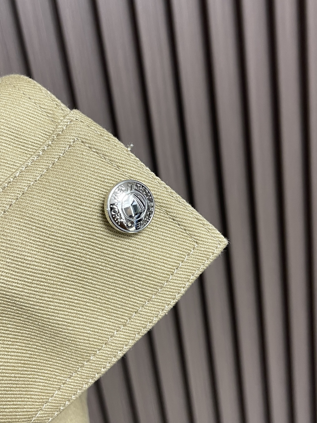 🛒🛒thom browne tb新款防裂棒球领飞行夹克 防撕裂斜纹质感层搭设计经典直领正面饰有双向拉链，