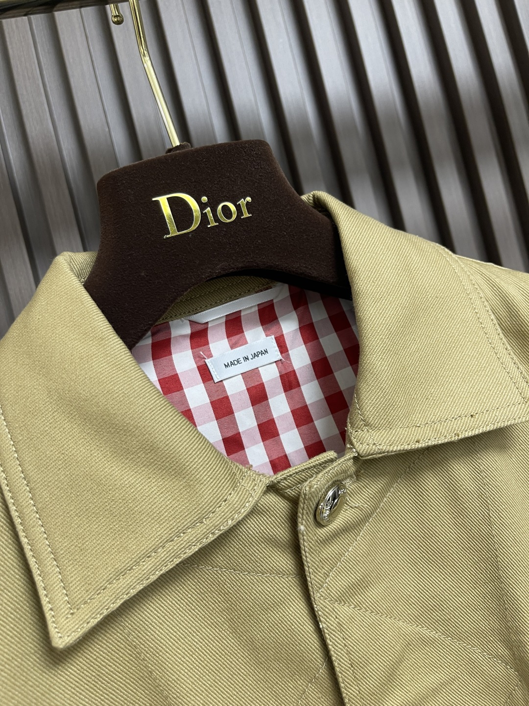 🛒🛒thom browne tb新款防裂棒球领飞行夹克 防撕裂斜纹质感层搭设计经典直领正面饰有双向拉链，